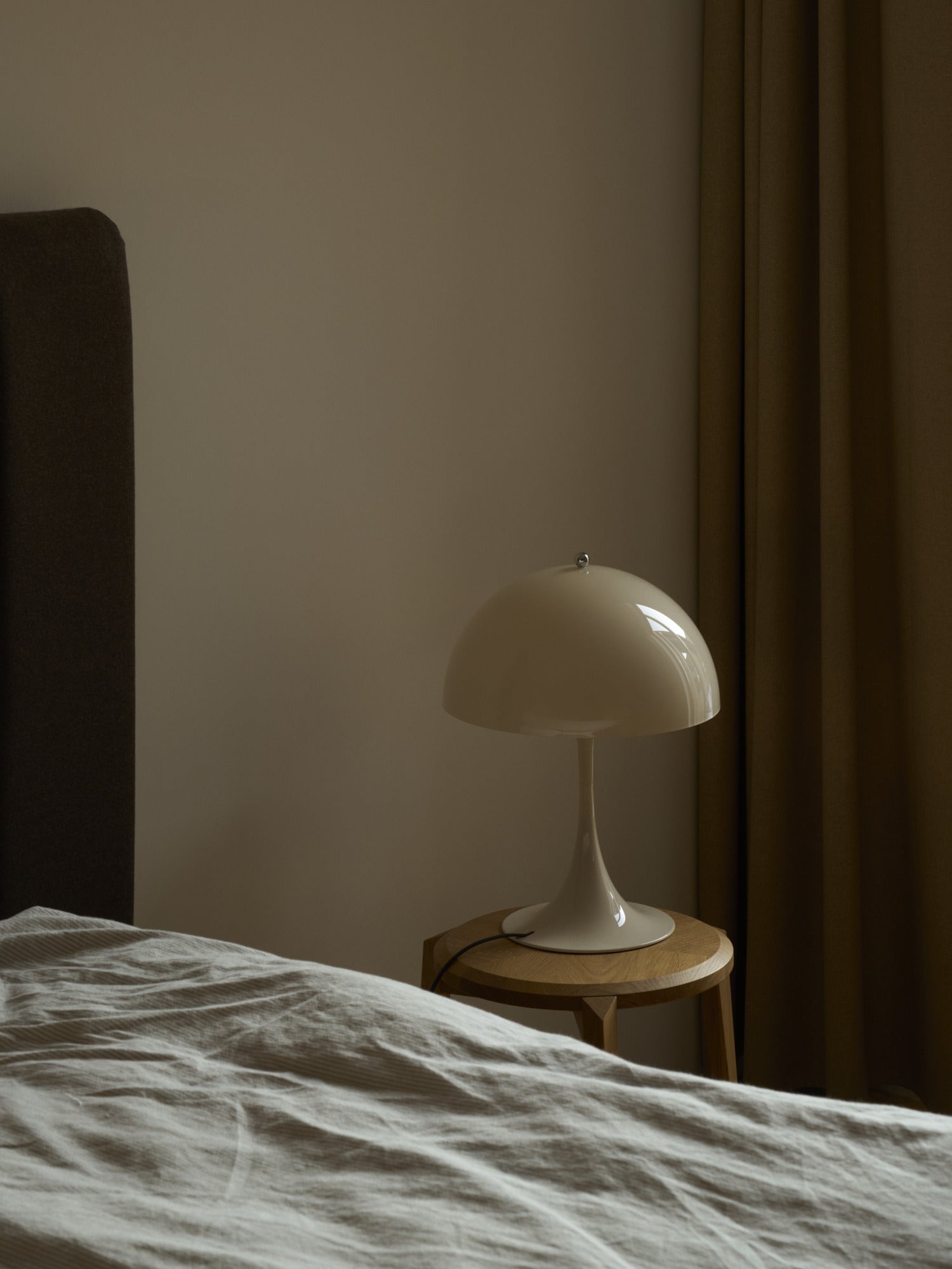 Panthella 320 opalbeige bordlampe