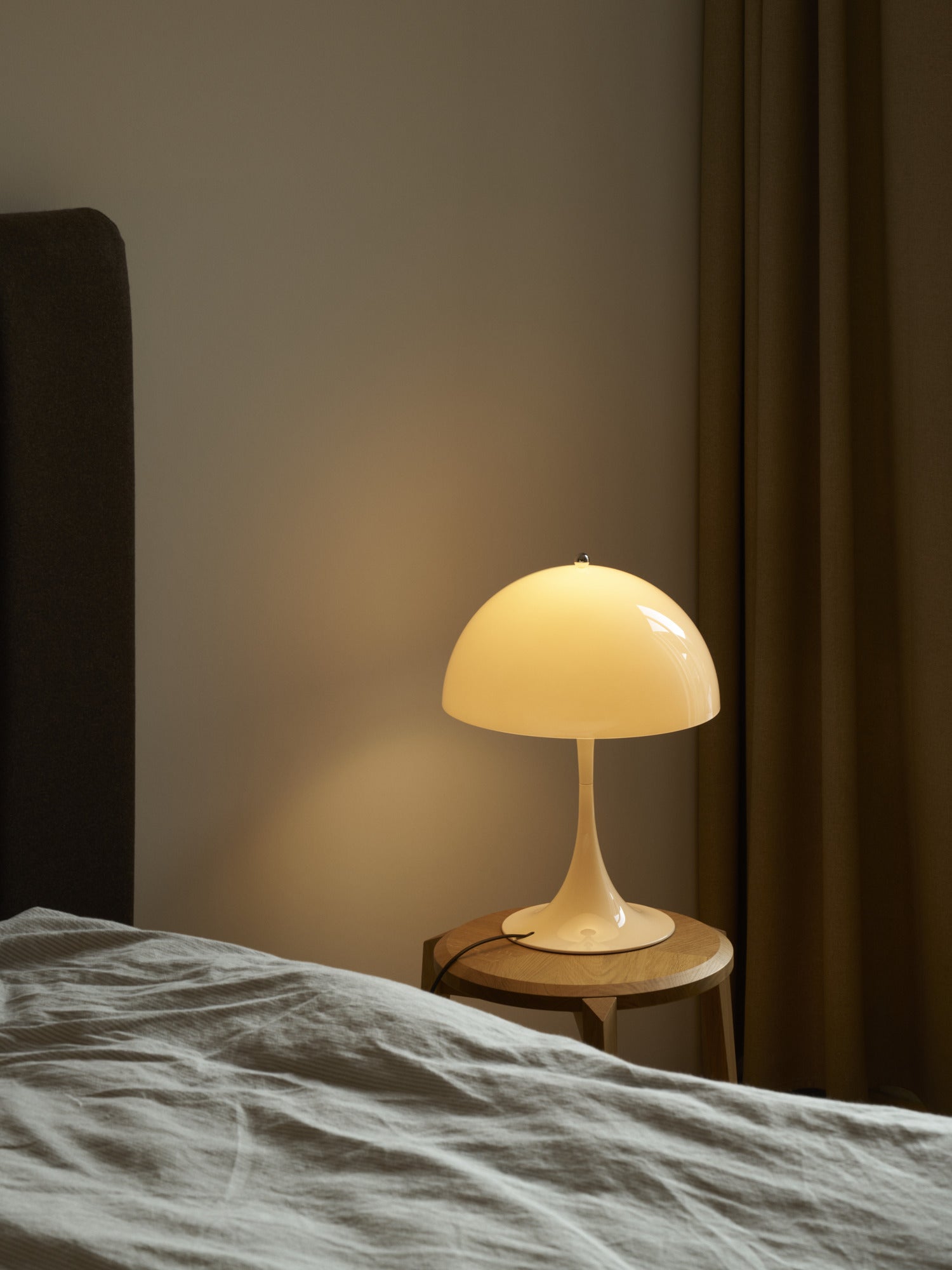 Panthella 320 opalbeige bordlampe