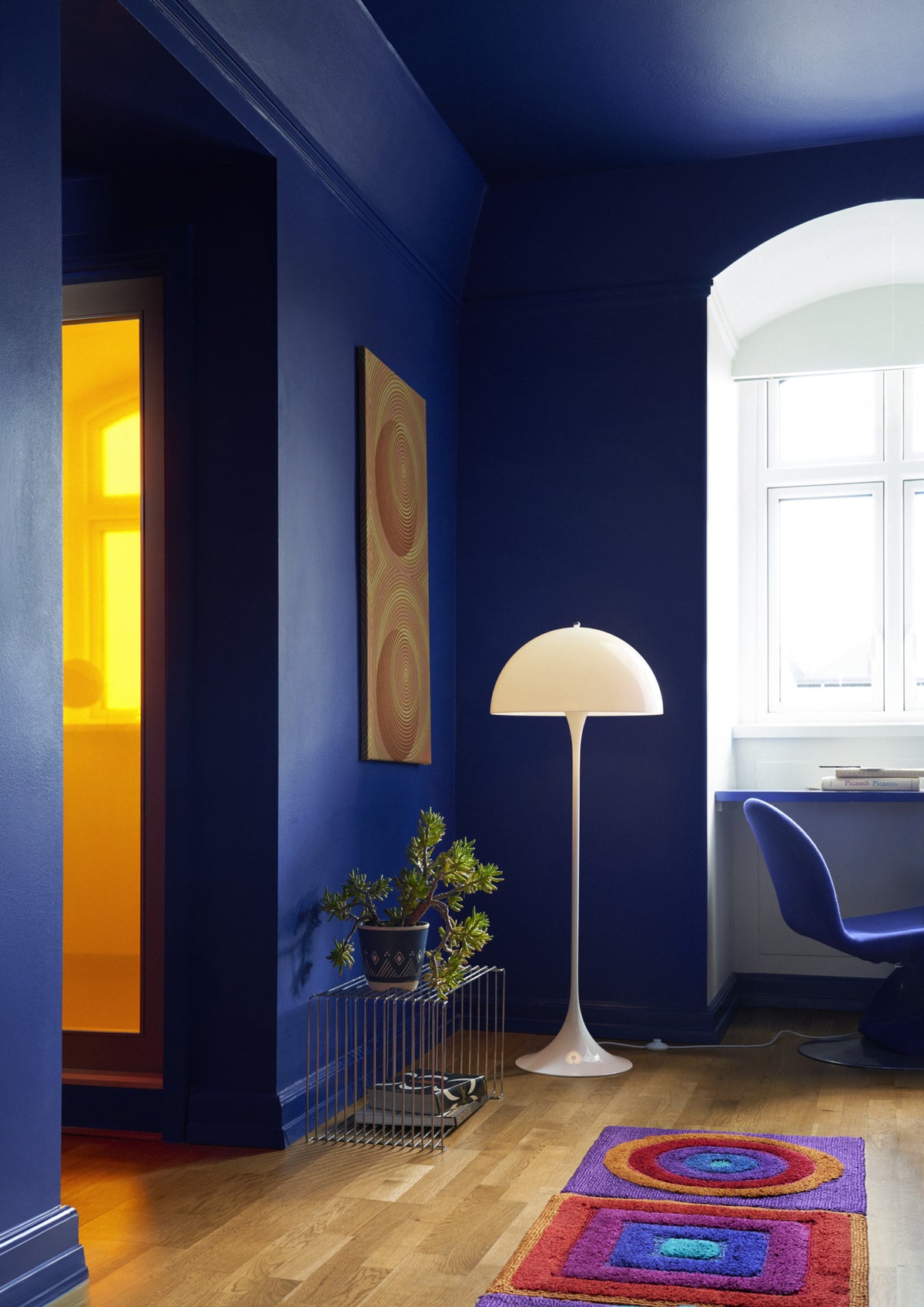Panthella Ø50 Opal White gulvlampe i blå stue