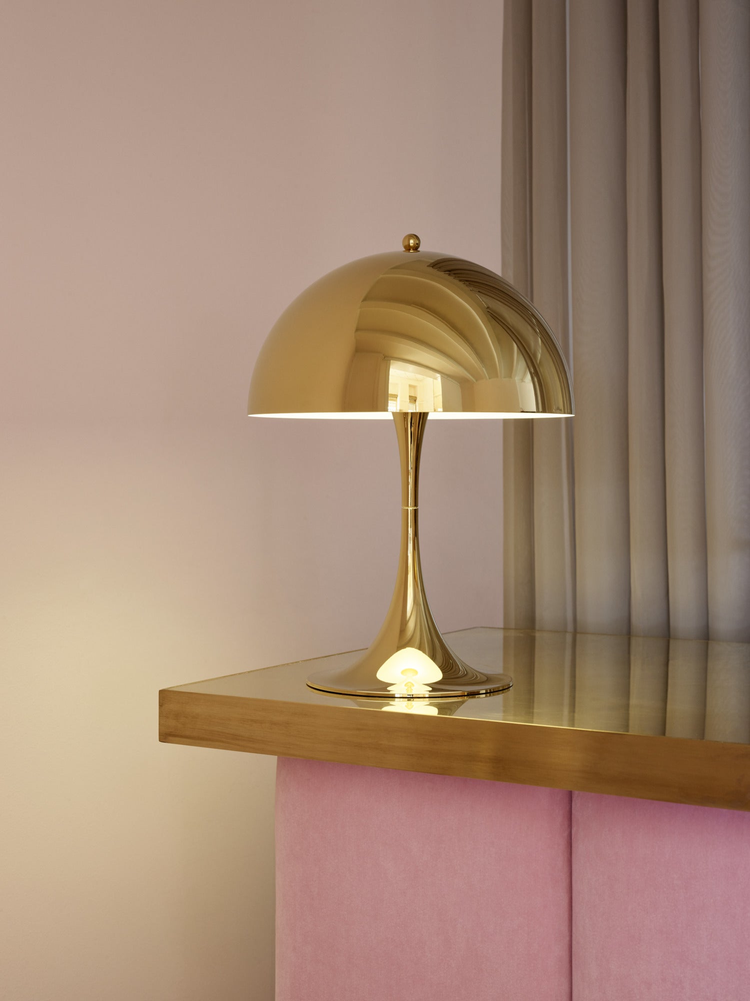 Panthella Bordlampe 320 Messinglampe på et bord