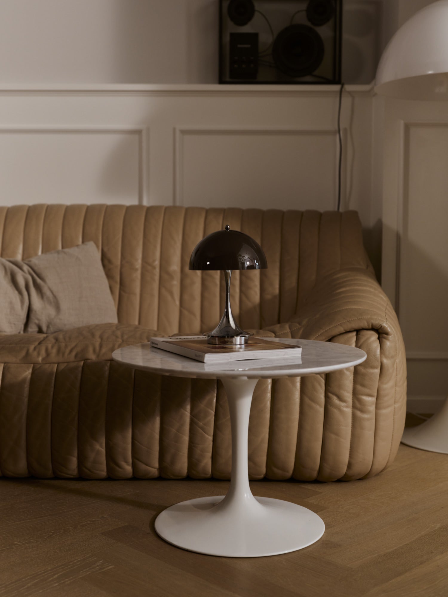 Panthella 160 Portable Lampe Original Opal Brown slukket ved sofaen