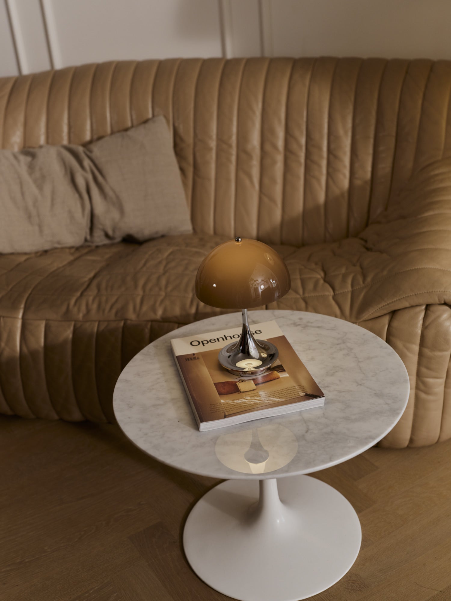 Panthella 160 Portable Lampe Original Opal Brown ved sofabordet