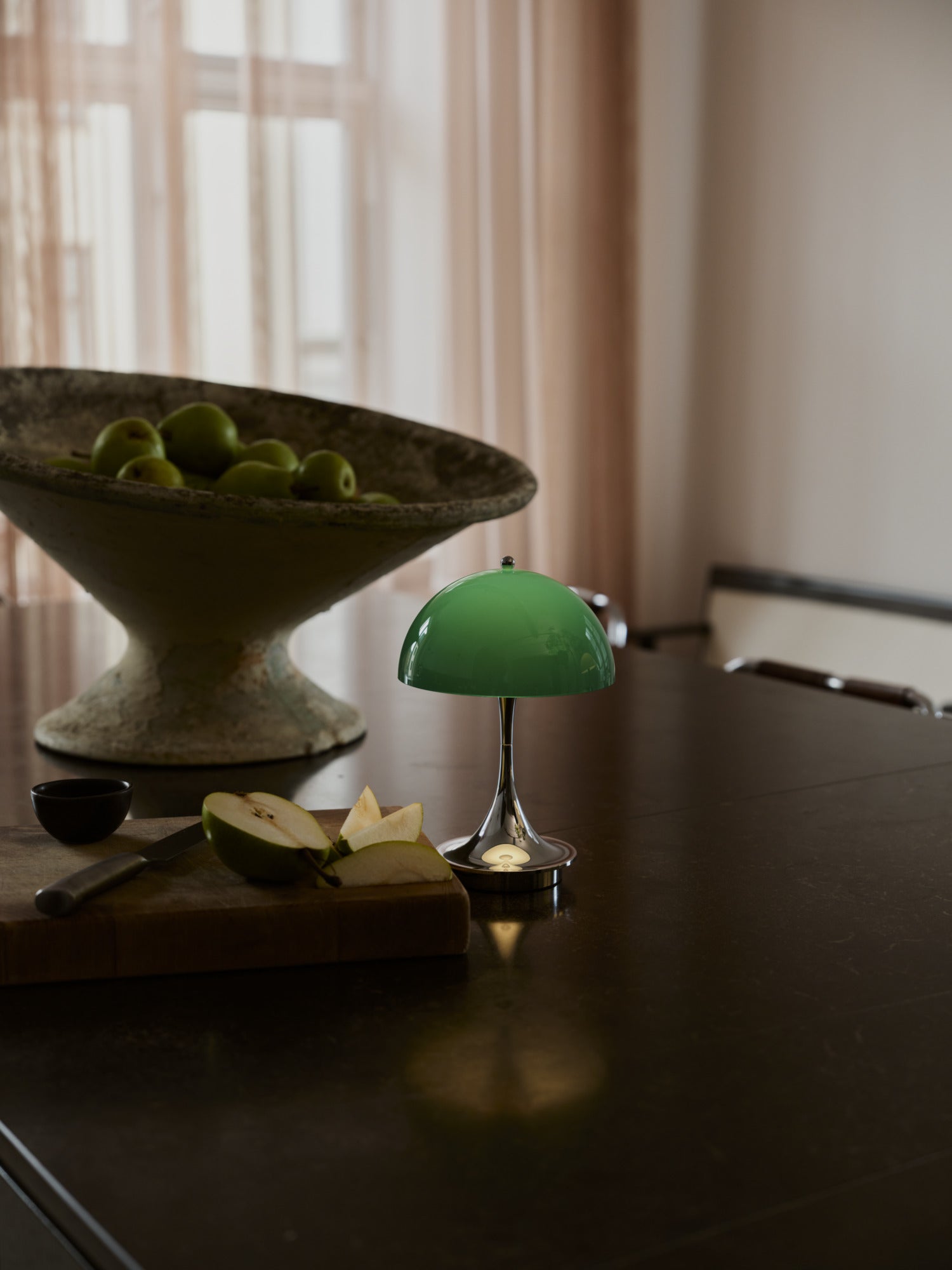Panthella 160 Portable Lampe Original Opal Green ved spisebordet