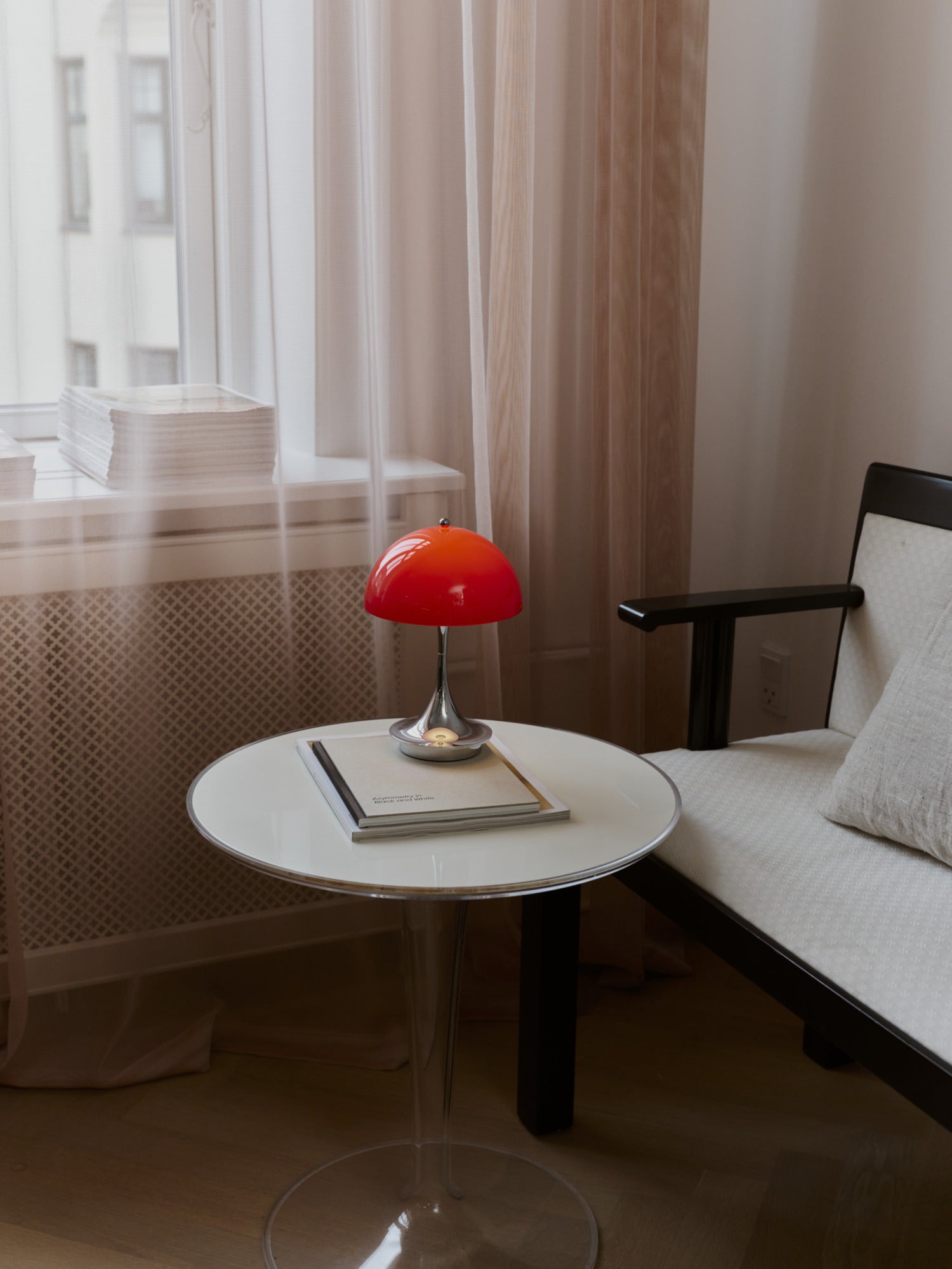 Panthella 160 Portable Lampe Original Opal Red tændt ved sofaen