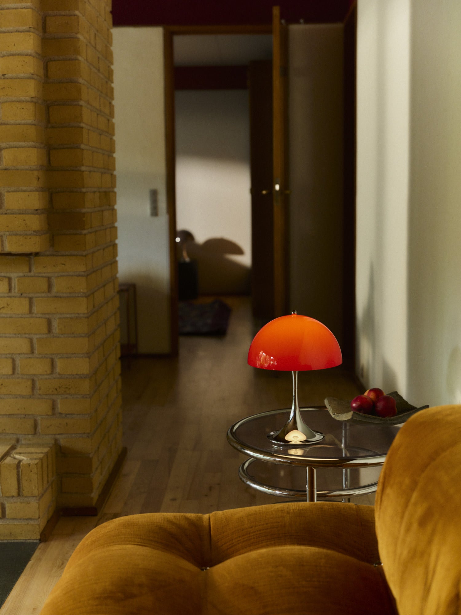 Panthella 250 Portable Lampe Original Opal Red ved en sofa i Bagsværd