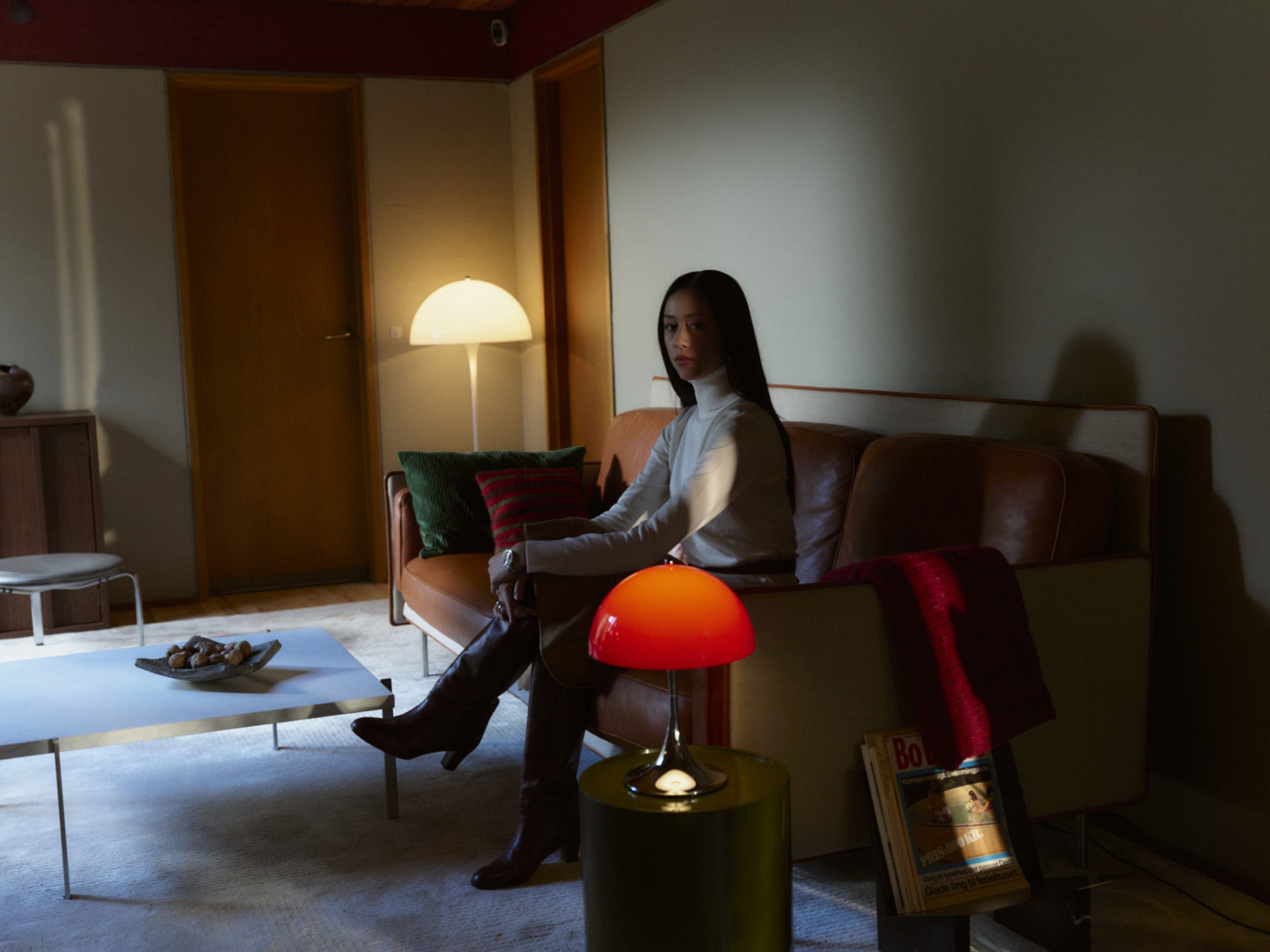Panthella 250 Portable Lampe Original Opal Red i stuen ved skumringstid