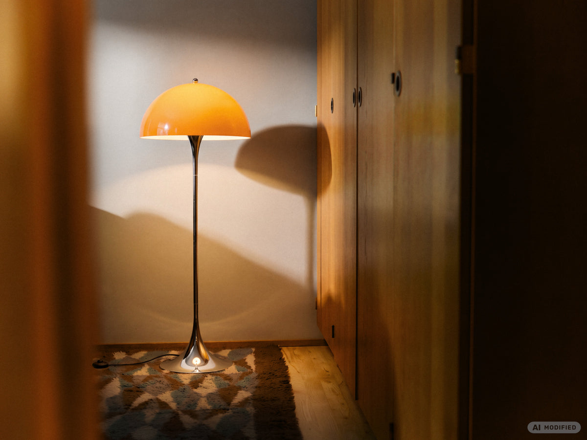 Panthella Ø50 Original Opal Orange gulvlampe i gangen