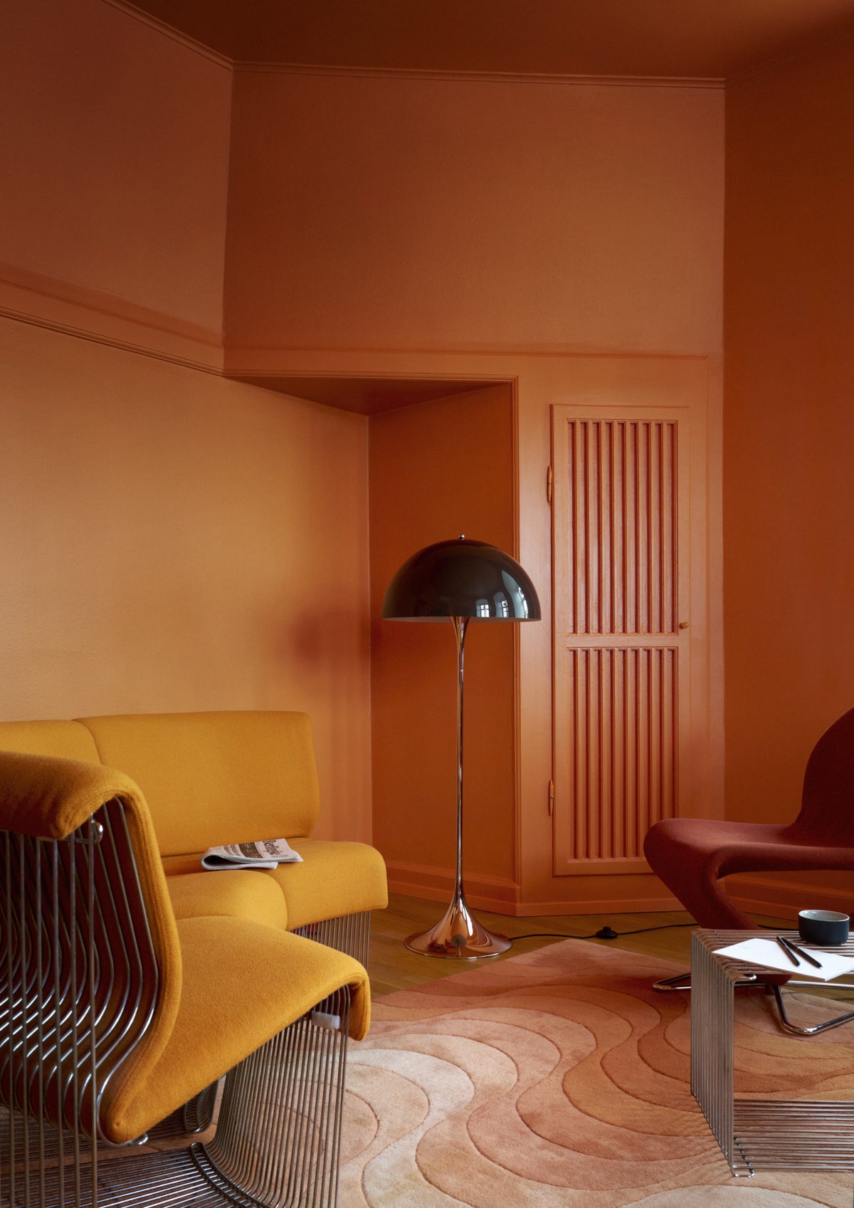 Slukket Panthella Ø50 Original Opal Brown gulvlampe i stue