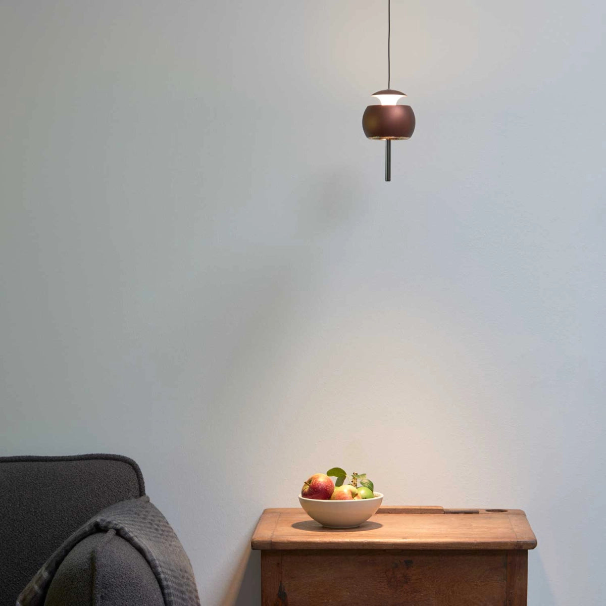Parachute Coffee Brown LED pendel over læsehjørne ved sofa