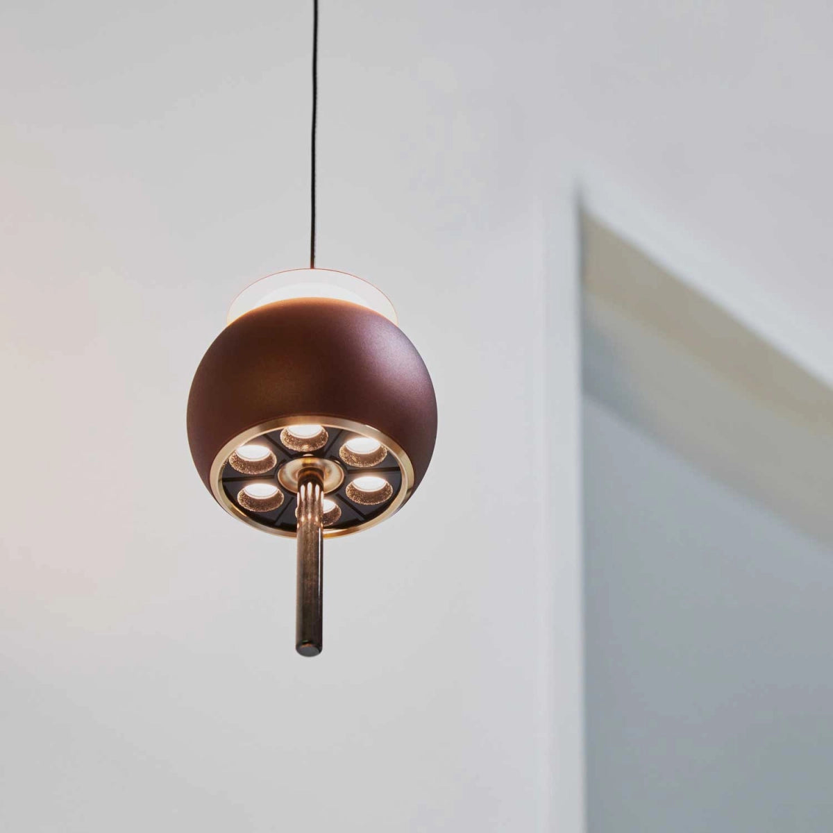 Parachute Coffee Brown LED pendel tændt nedefra