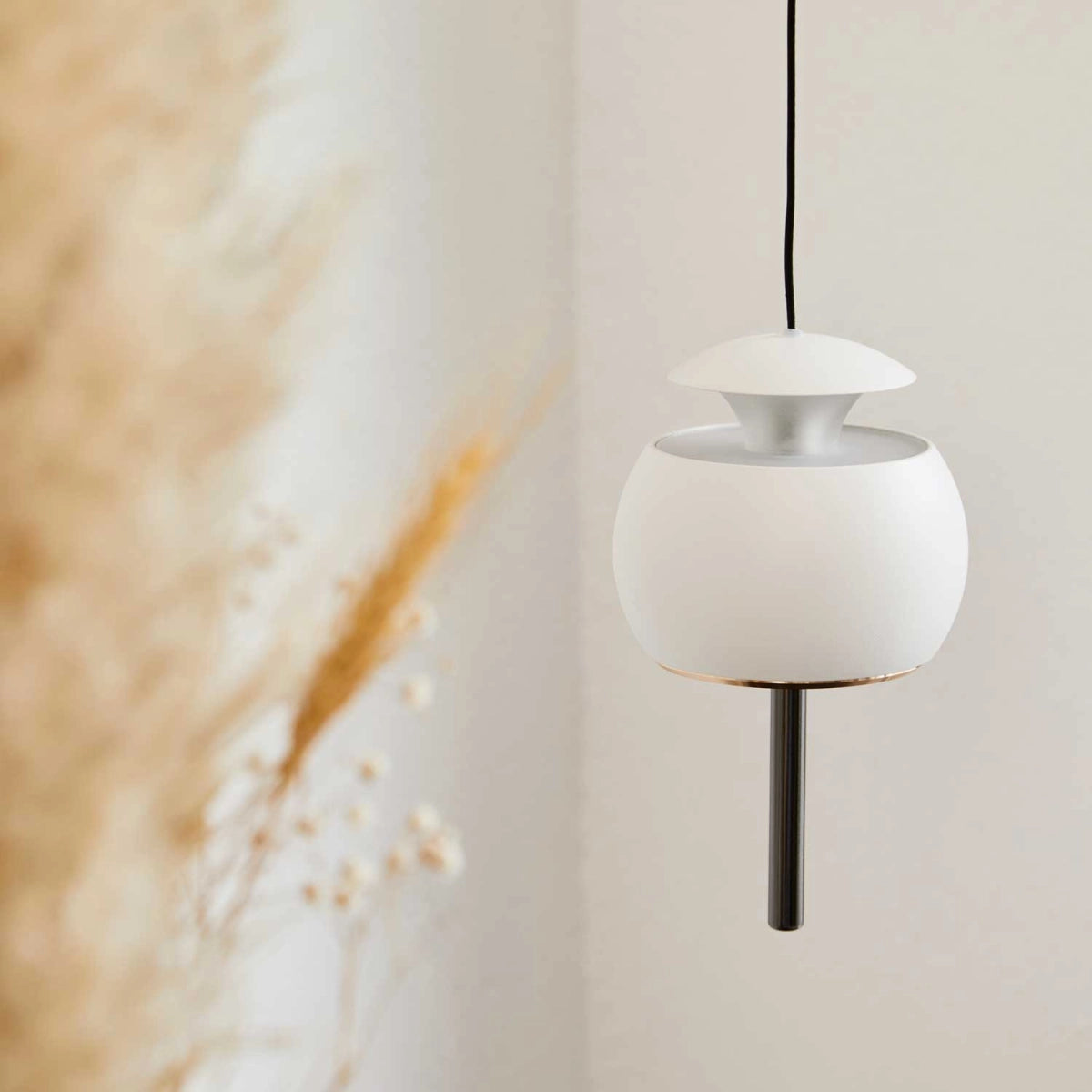 Parachute Hvid LED pendel i slukket tilstand