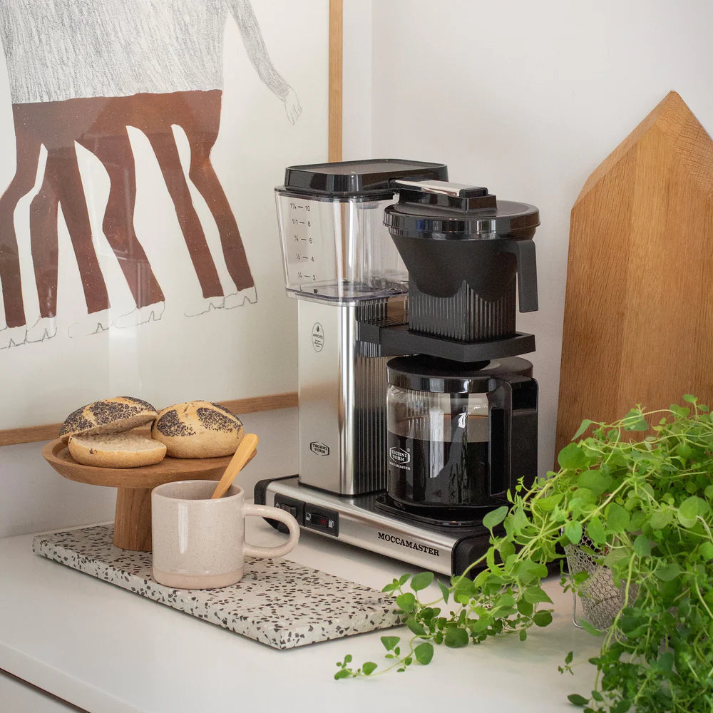 Den elegante Moccamaster Optio i Polished Sølv placeret i hjørnet af køkkenbordet