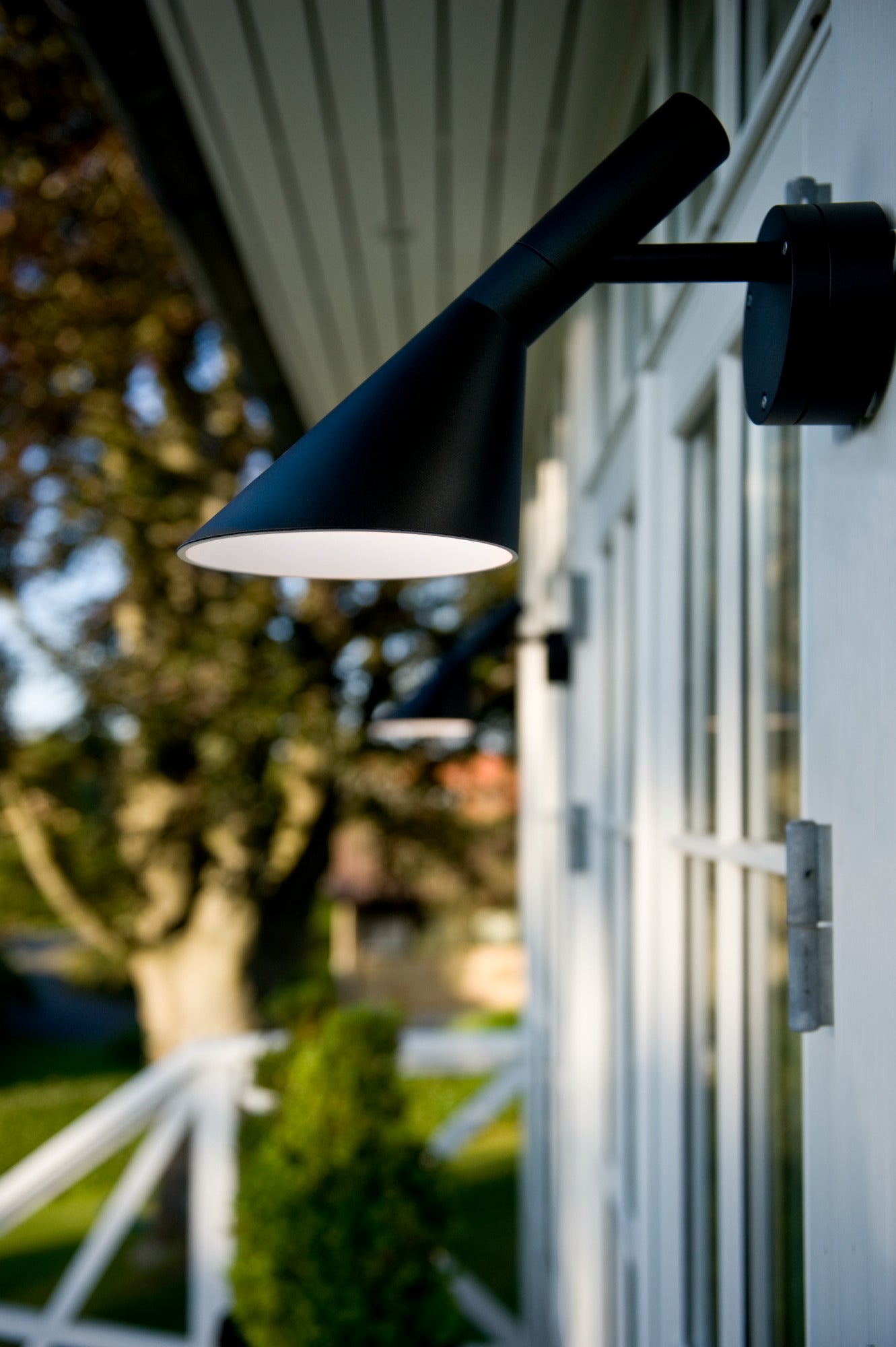arne jacobsen lamper på et hus