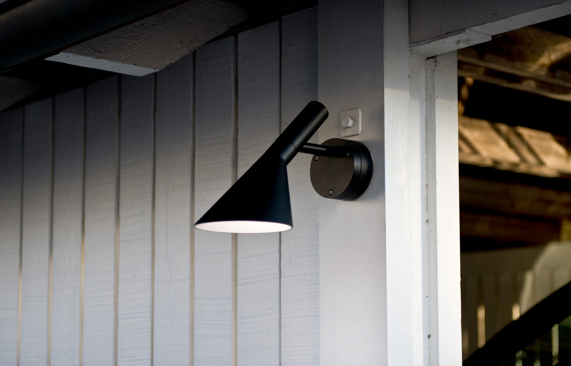 arne jacobsen lampe på en hvid trævæg