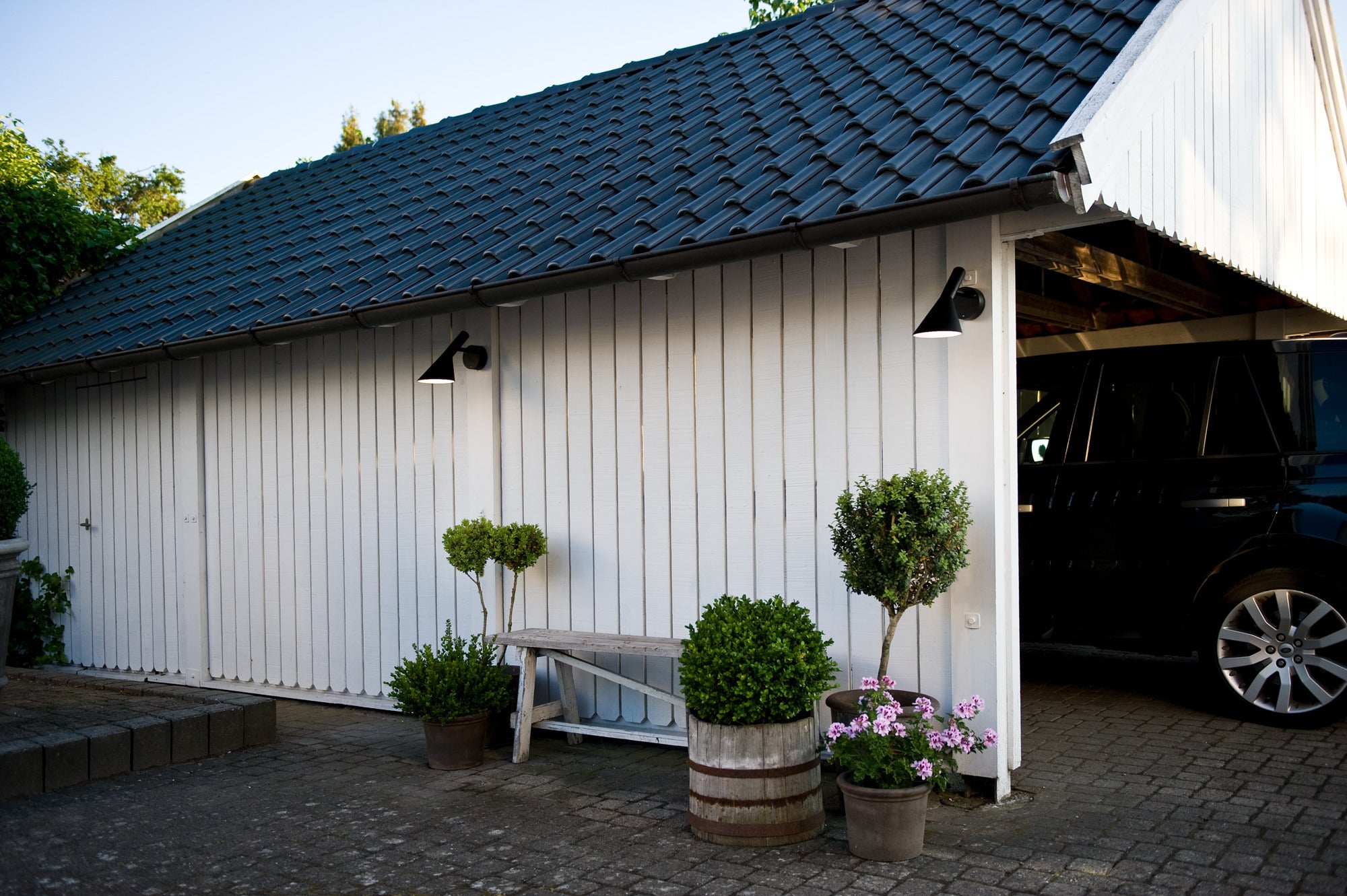 Hvis Garage med to AJ væglemper fra Louis Poulsen