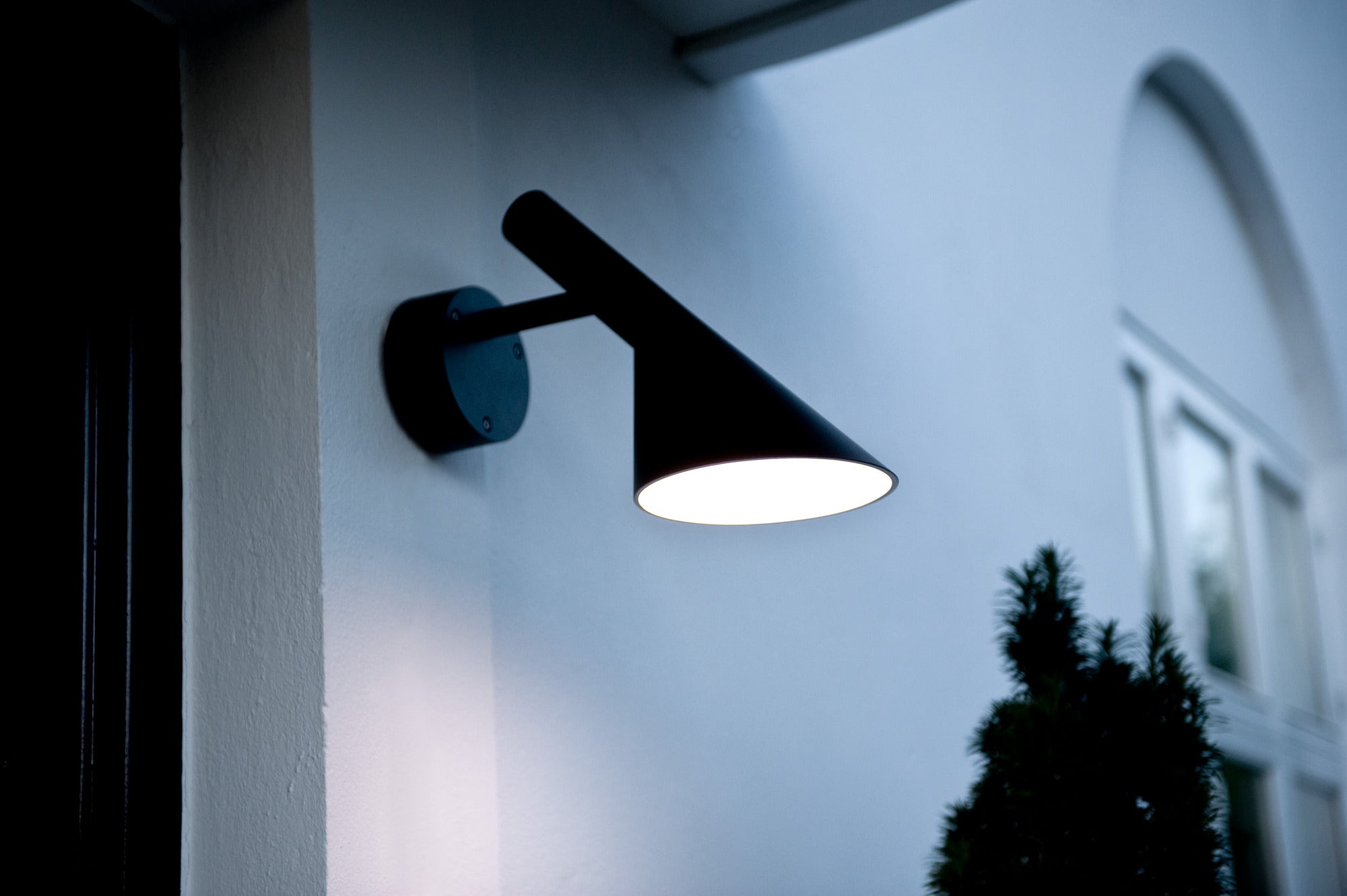 Smuk sort arne jacobsen lampe på en væg
