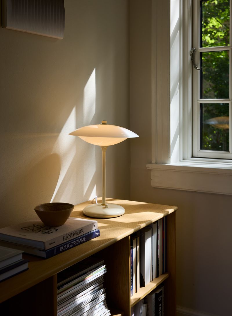 Baroni Bordlampe Ø40 Cream placeret i hjørnet af stuen for dens behagelige belysning