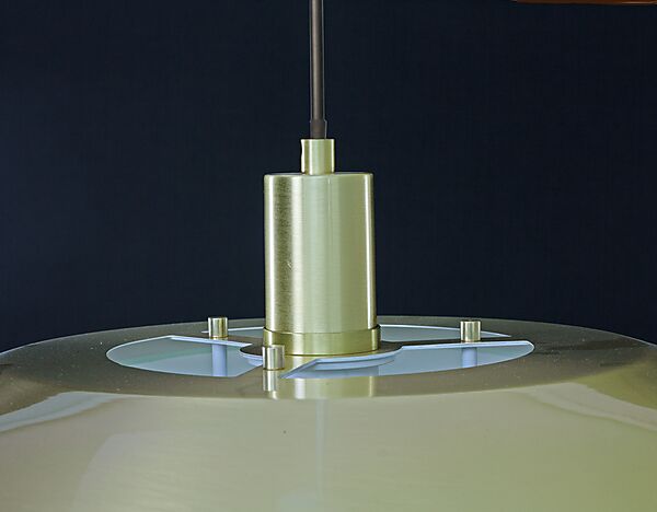 Zoomet helt ind på den unikke messing skærm fra Epsilon Ø45 Pendel i Mat Messing