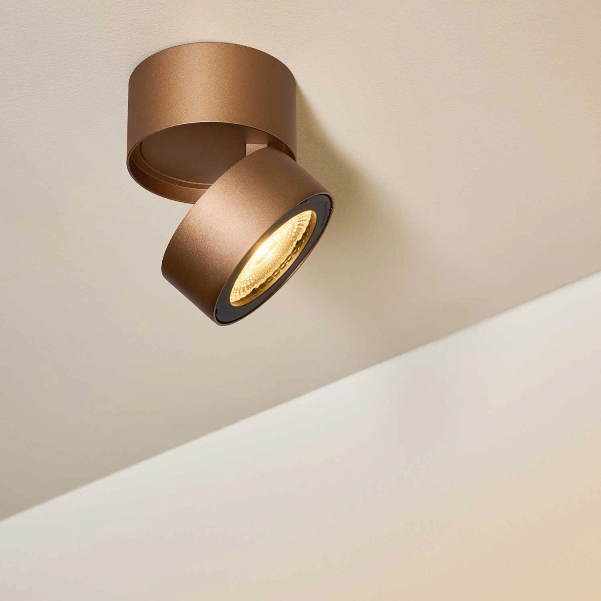 LOOM Design Ray Spot Caramel Brown LED Loftslampe mod væg