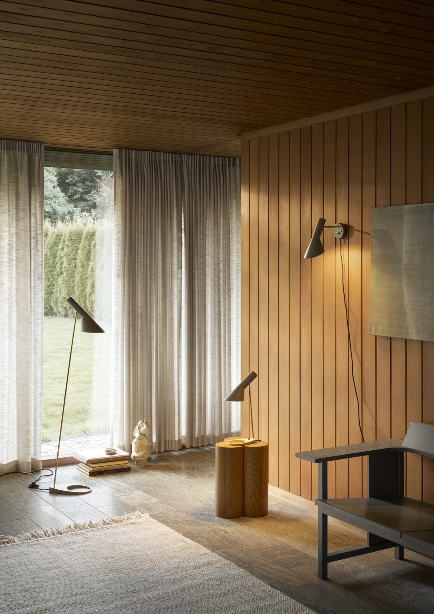 Louis Poulsen AJ Gulvlampe Messing/Warm Grey i stuen