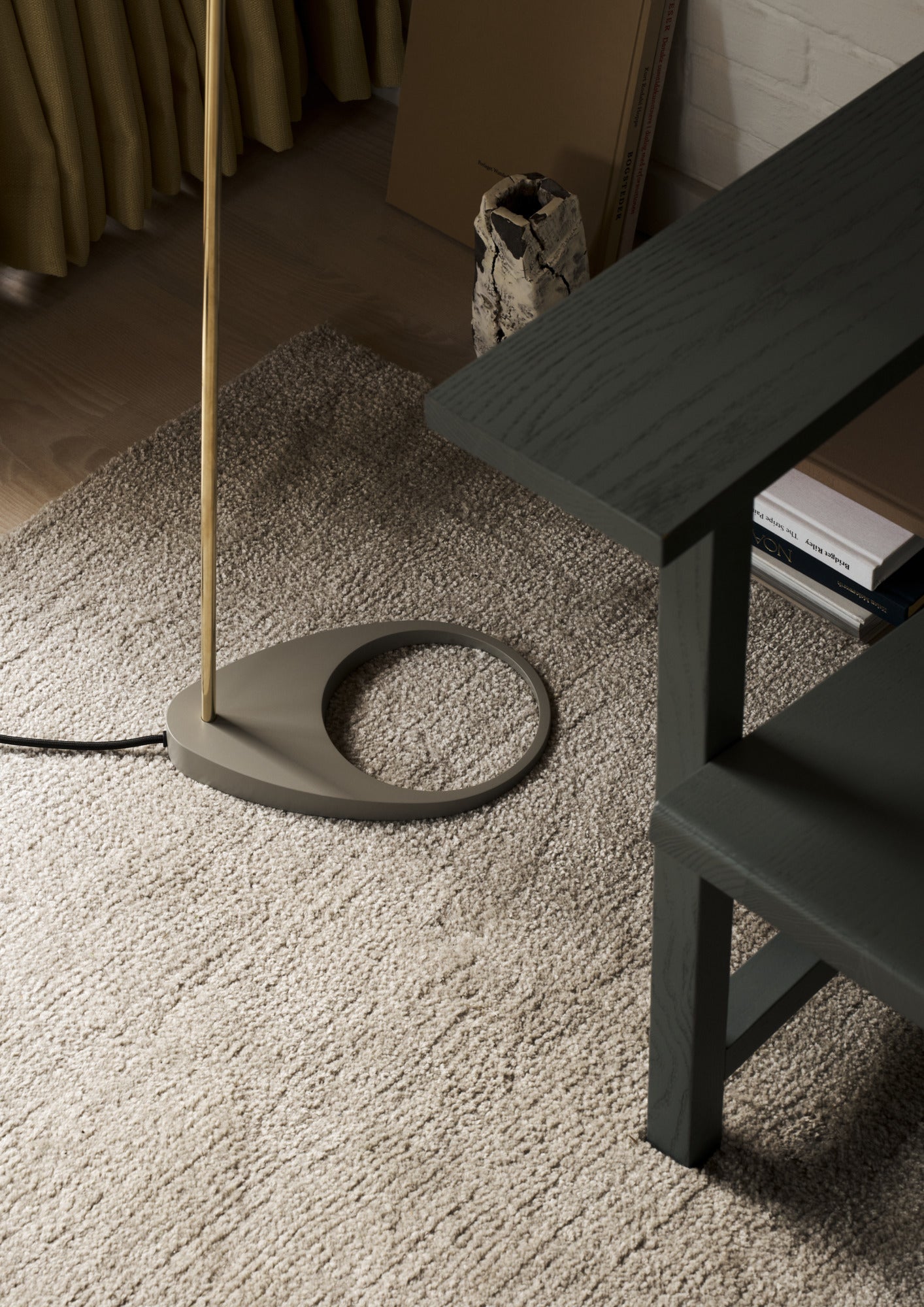 Foddetalje på Louis Poulsen AJ Gulvlampe Messing/Warm Grey