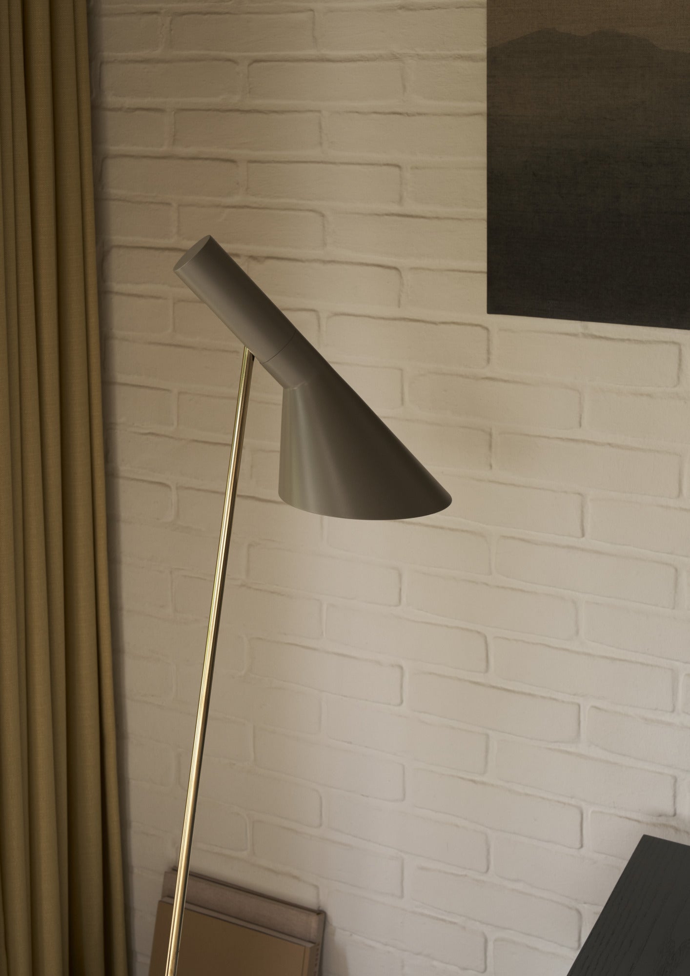Close-up af Louis Poulsen AJ Gulvlampe Messing/Warm Grey