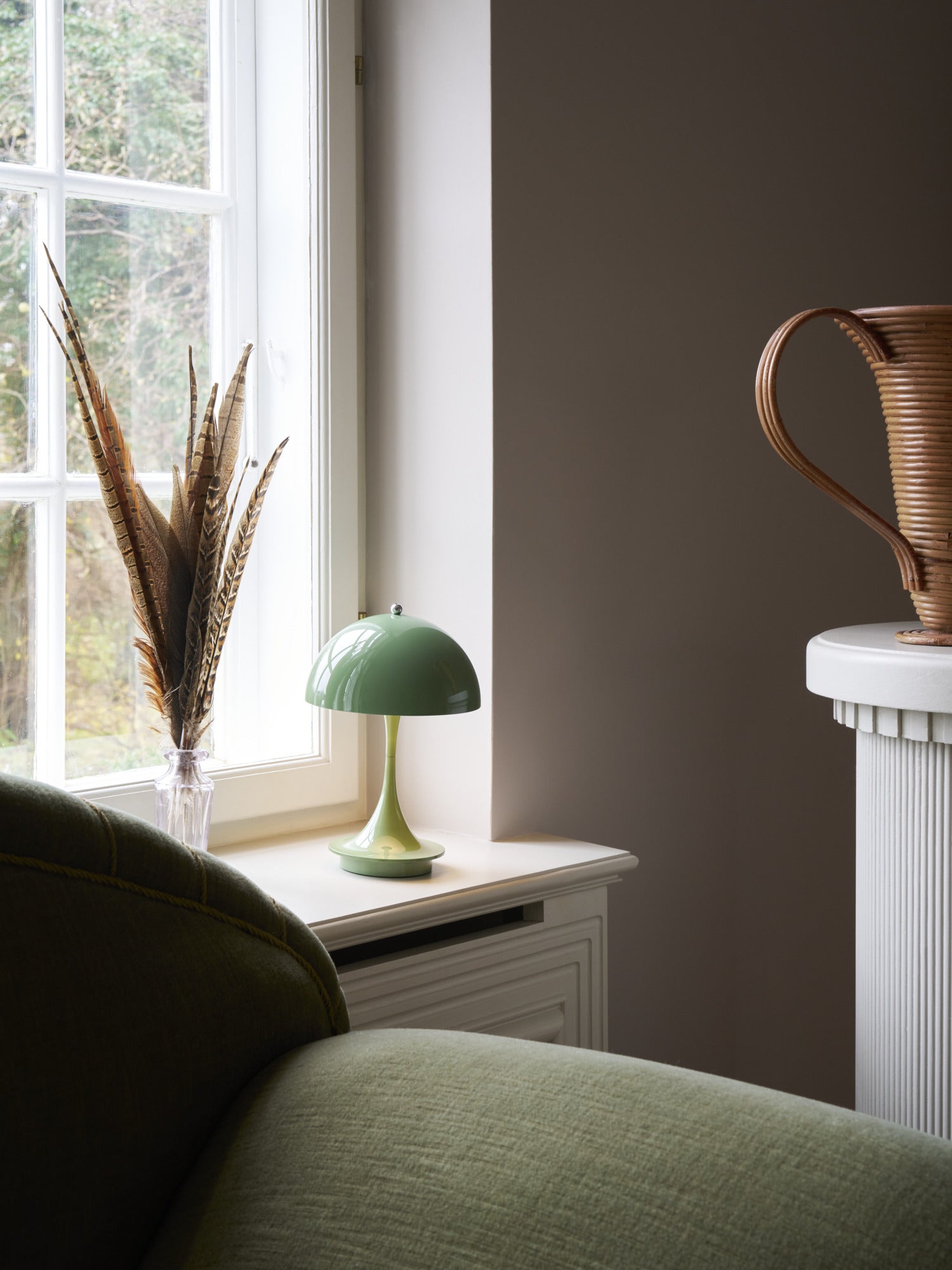 Louis Poulsen Panthella 160 Portable V3 LED Opaque Moss Green i stuen