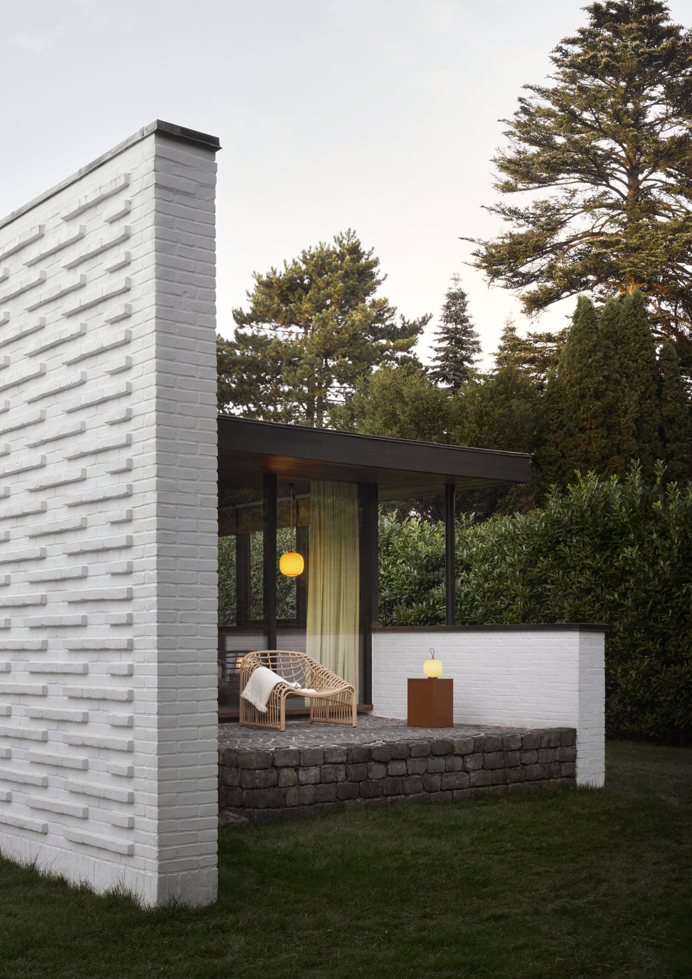 Sommerhus på terrassen og LOUIS POULSEN VL45 Ø250 i gul og messing