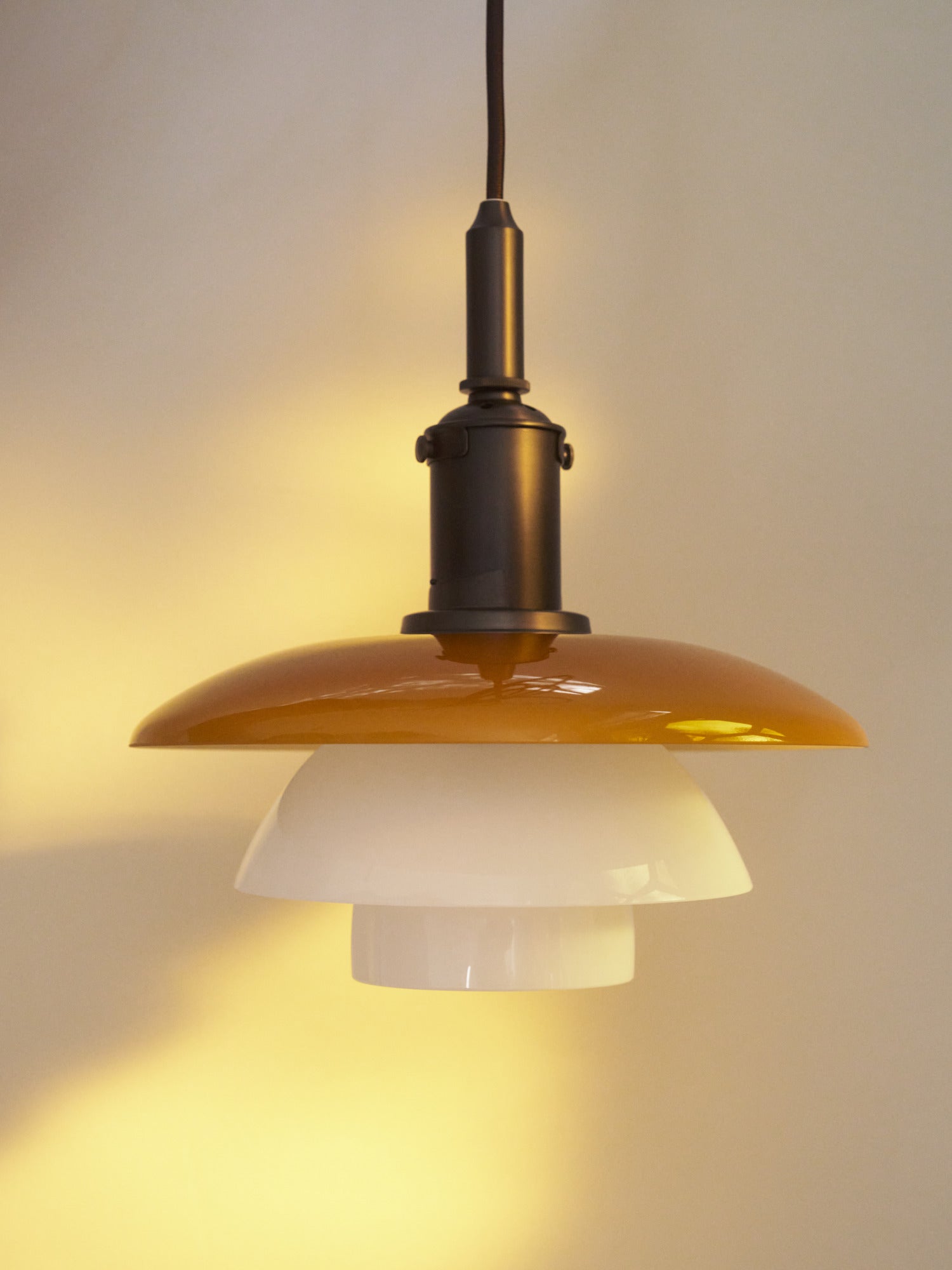 PH 3/3 Centenary Edition Amber/Opal White pendel om eftermiddagen