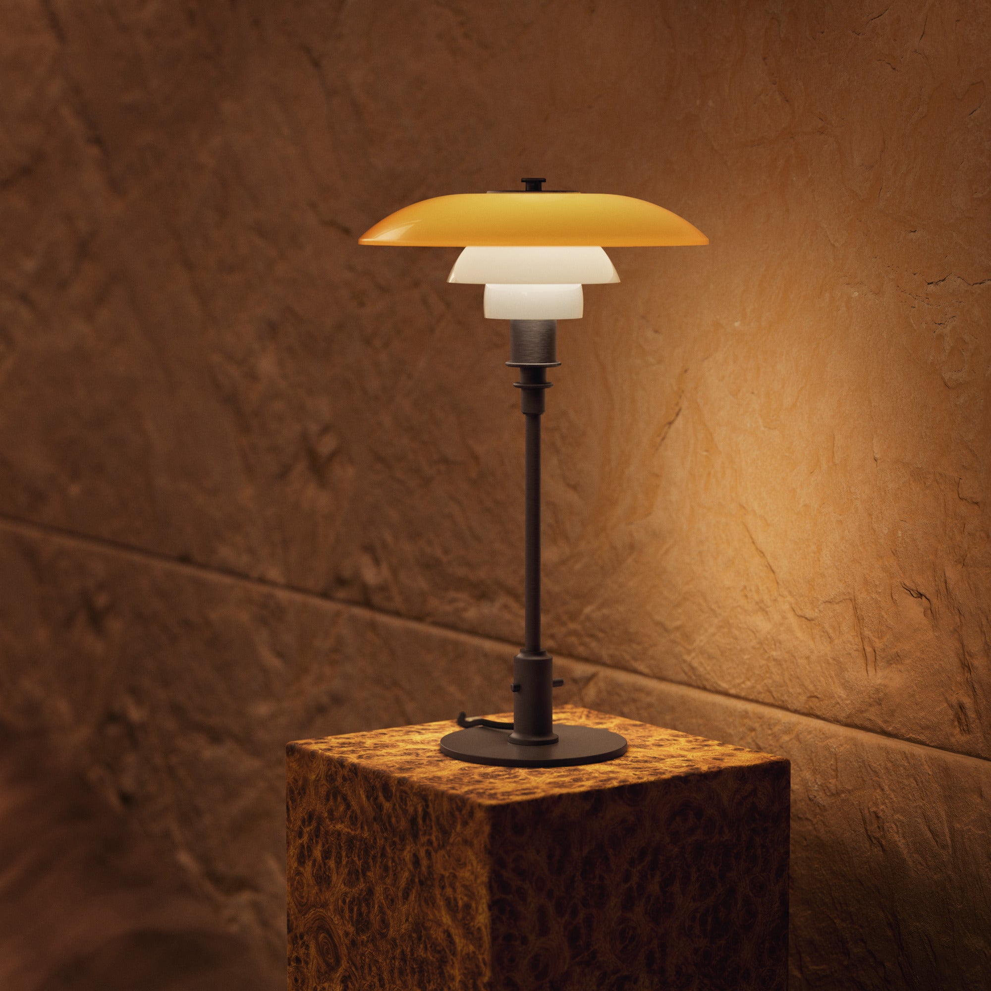 PH 3/2 Bordlampe Centenary Edition Amber/Opal White på piedestal