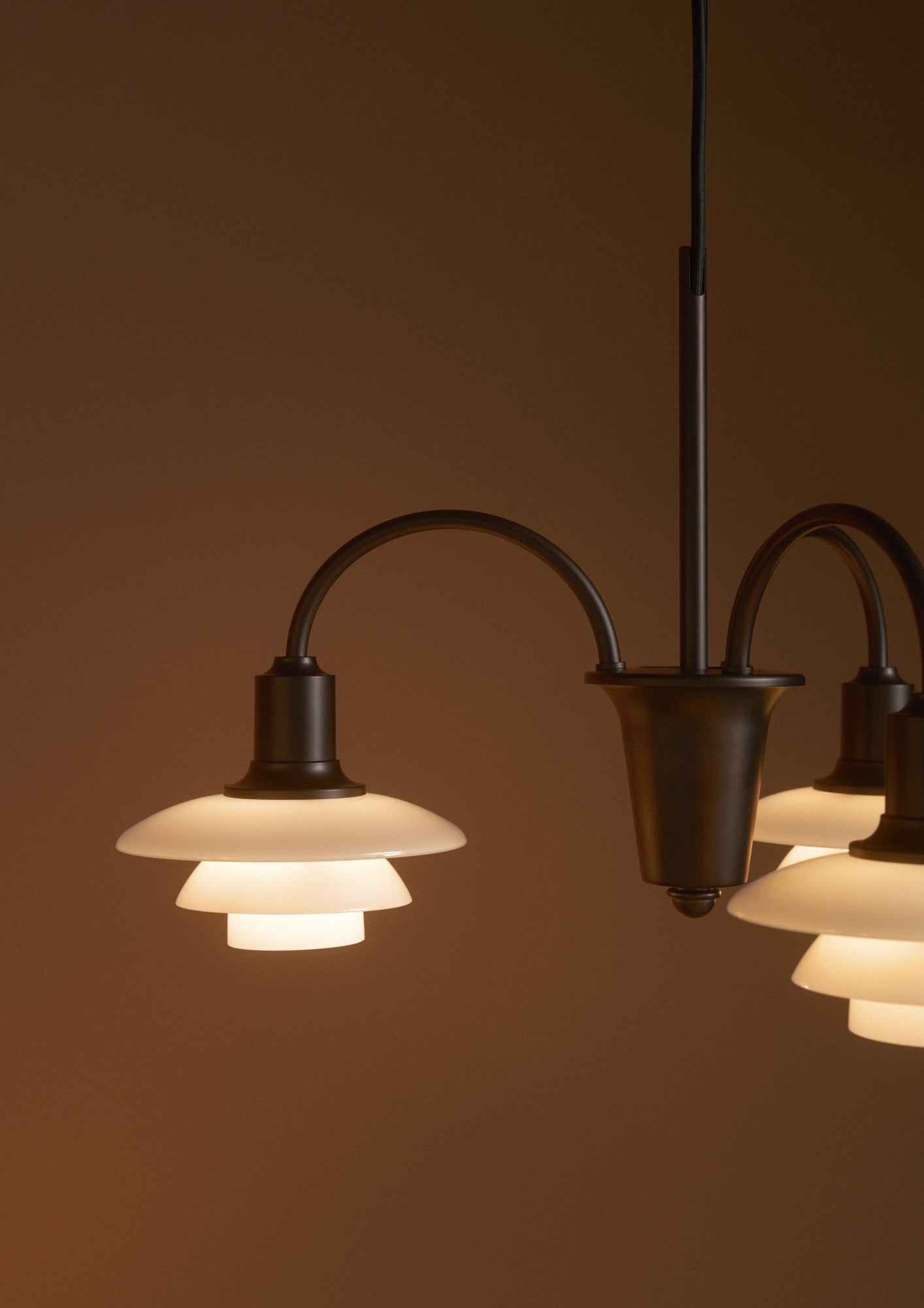 PH 1/1 Centenary Edition Aged Brass/Dusty Terracotta 3-armet lysekrone detaljer