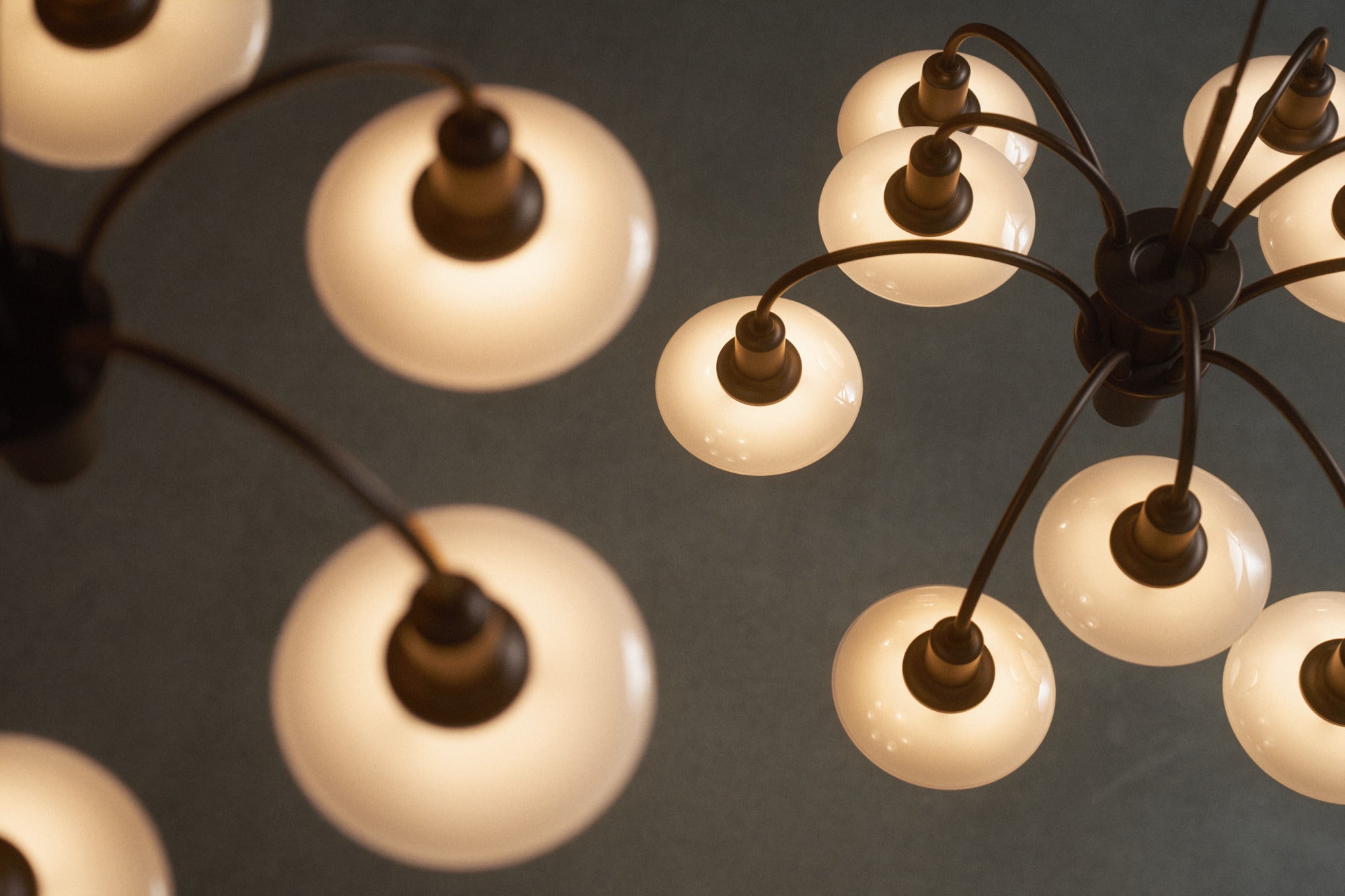 PH 1/1 Centenary Edition Aged Brass/Dusty Terracotta 6-armet lysekrone detaljer fra oven