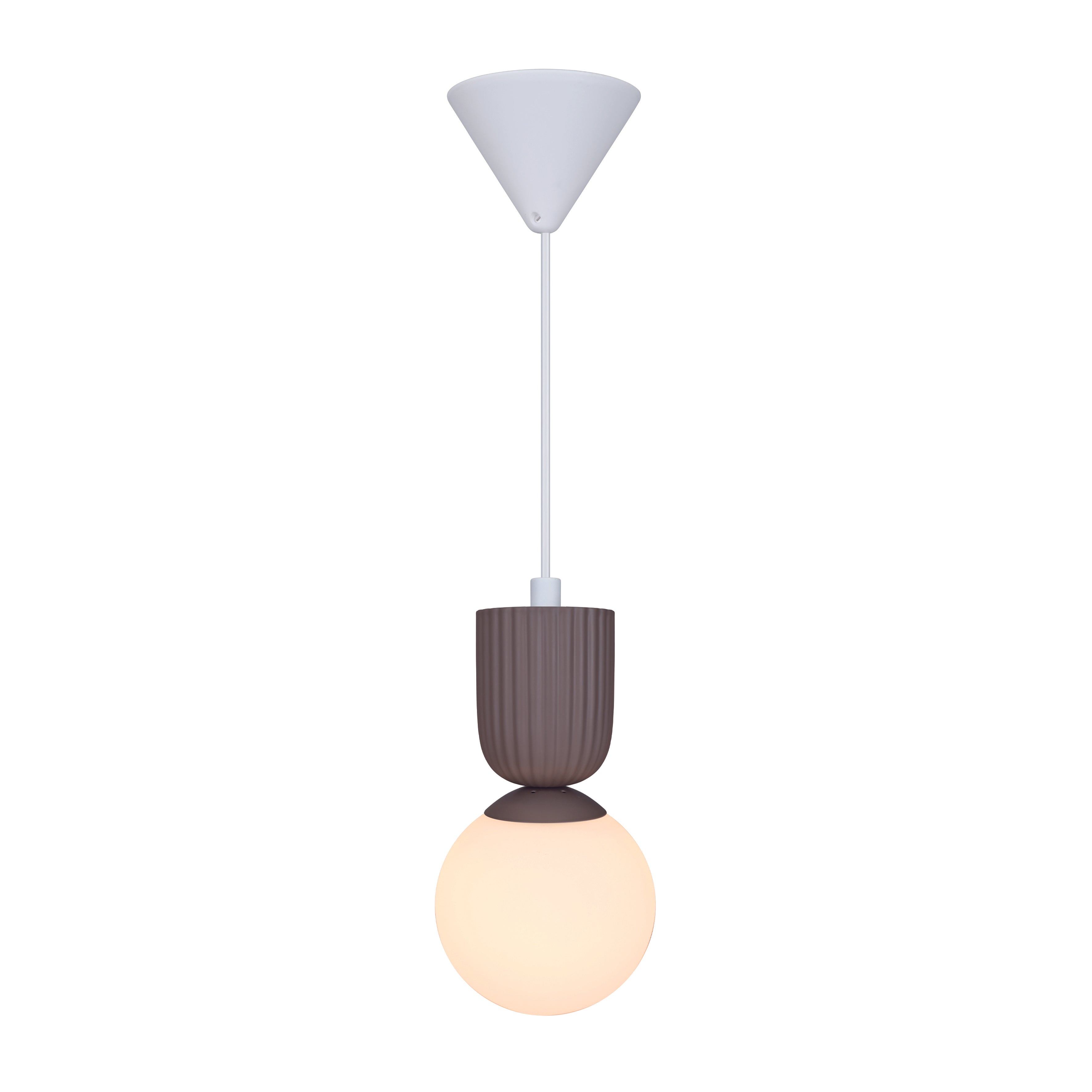Helt tæt på den nye og elegante Nordlux Sadie Pendant i lyse brun