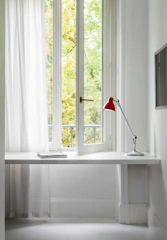 Luxy T1 Bordlampe Grafit, satin hvidt glas - Rotaliana
