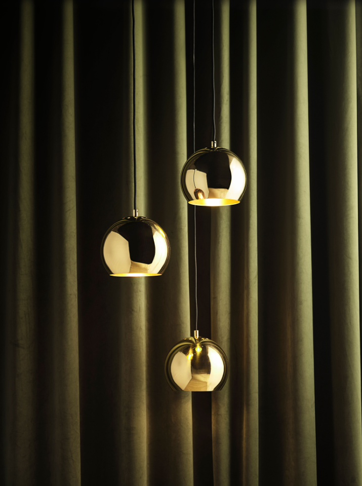 Messingen lader lyset lege med lampen