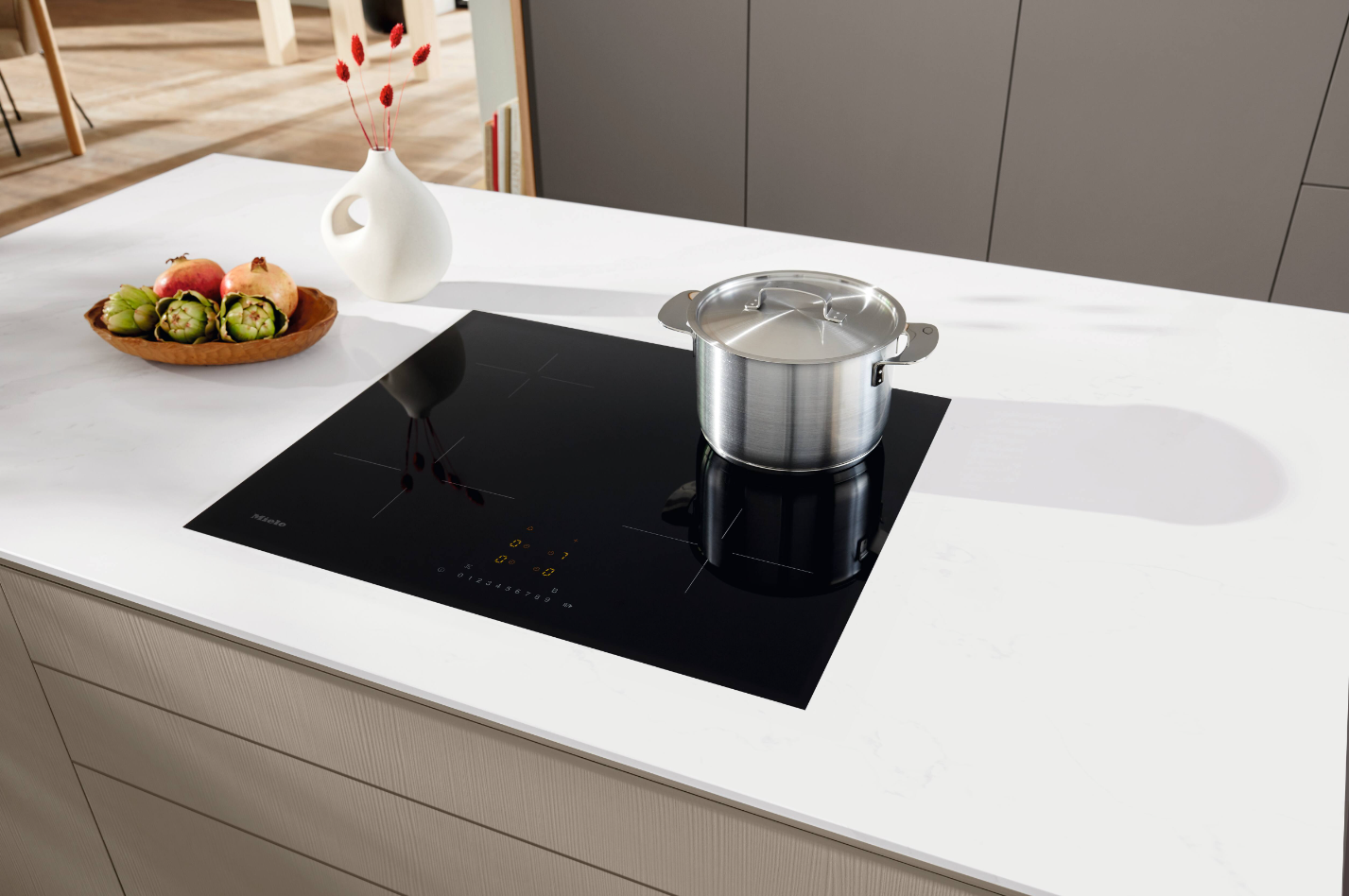 Miele KM 7361 FL passer let og gnidningsfrit i din kogeø