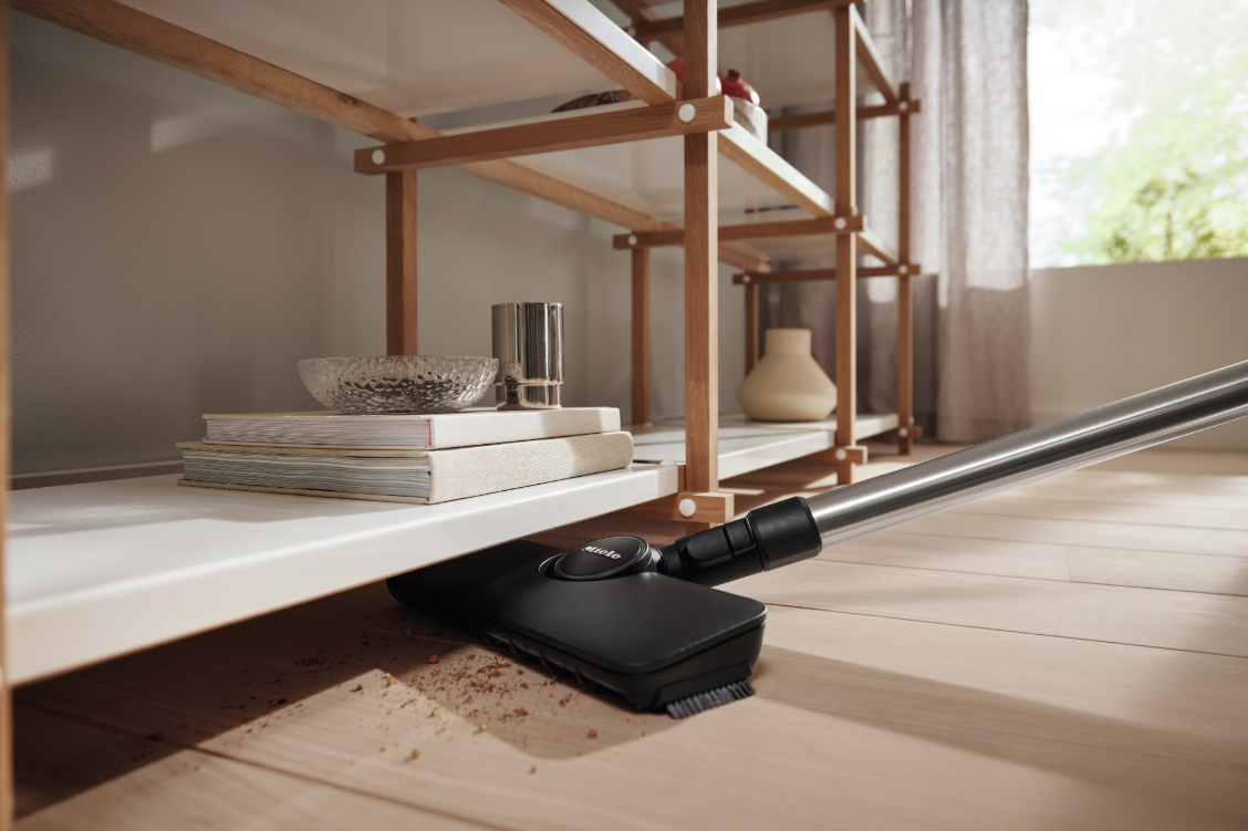 Miele SBD 380-3 FiberTeQ AllFloor gulvmundstykke i brug under reol