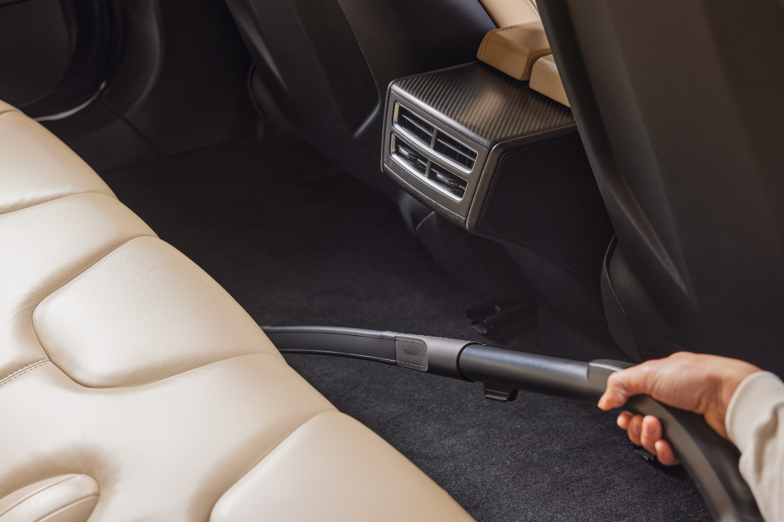 Miele C-CCS CarCare Støvsugertilbehørssæt i brug i bilen