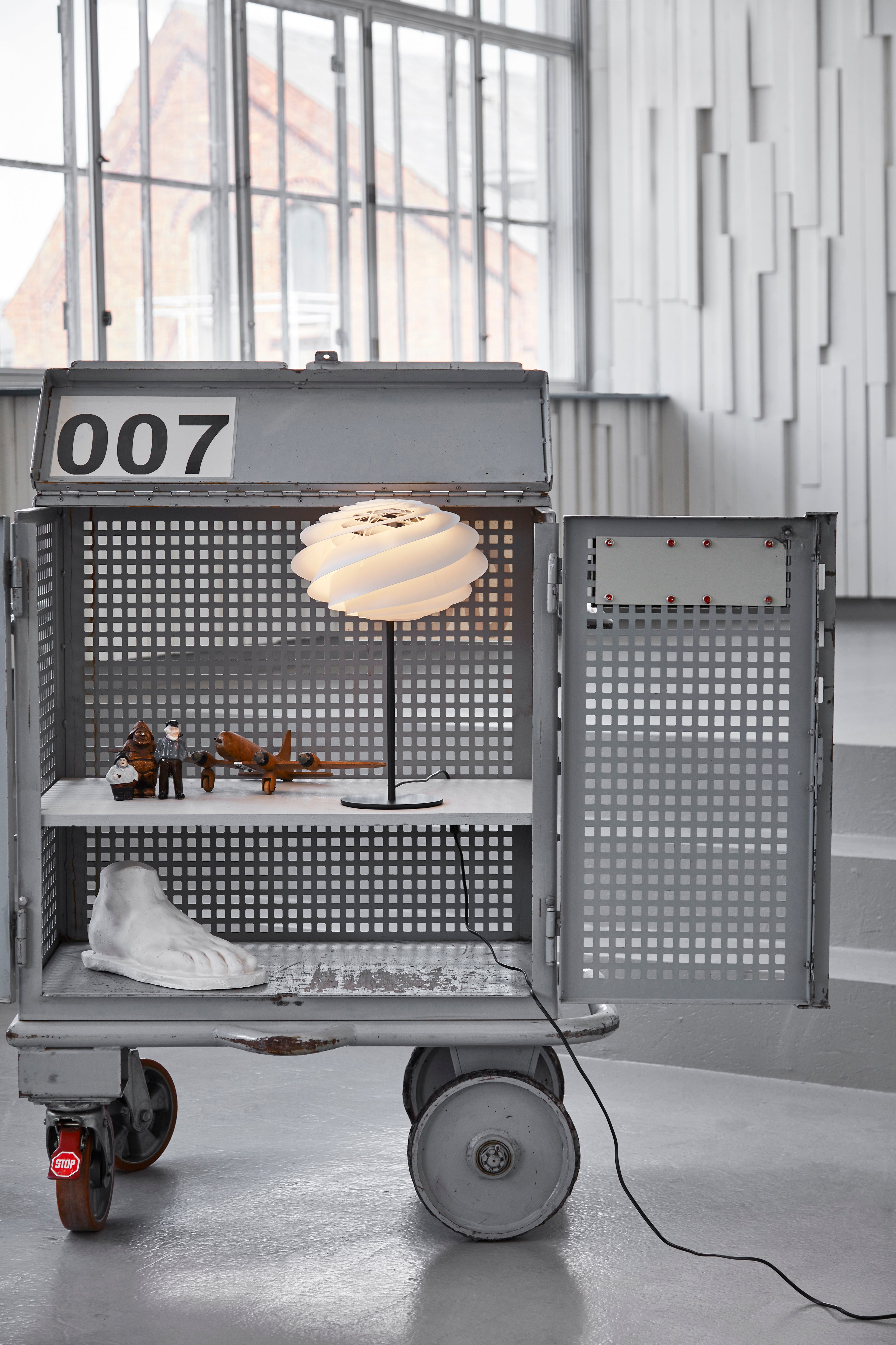 LE KLINT 331 Swirl E14 Ø32 Hvid Bordlampe opsat i et industrielt miljø