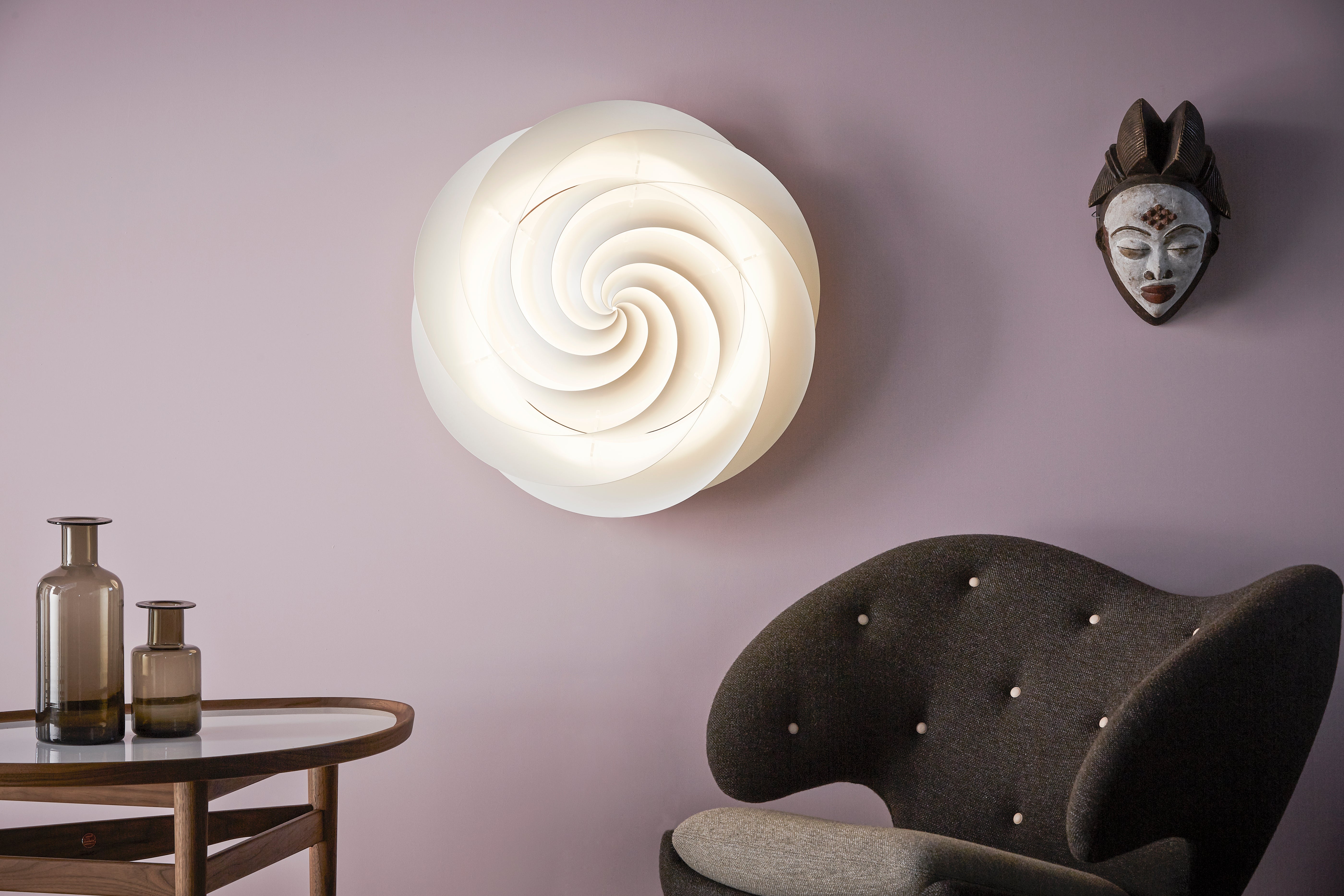 Model 1320 Swirl Ø60 2xE27 hvid lofts/væglampe på væggen
