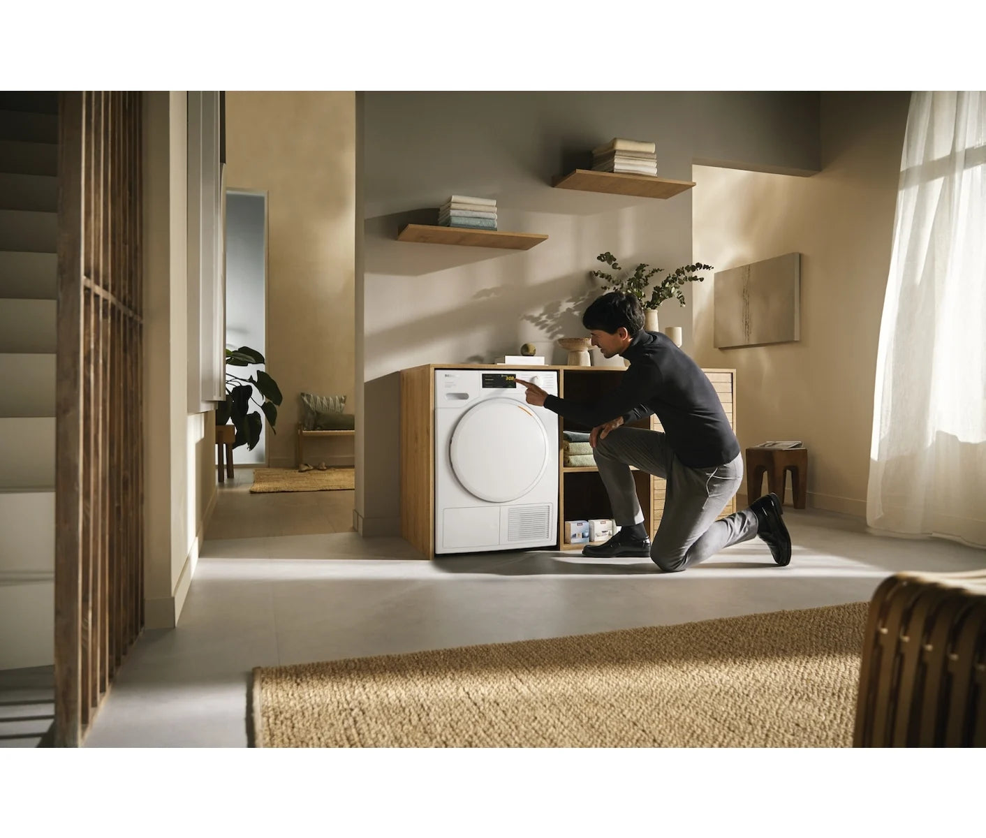 Den unikke designet Miele TSC663WP tørretumbler med varmepumpe – 8 kg placeret i vaskerummet