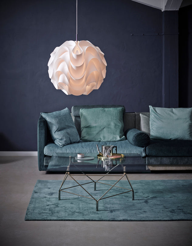 Model 172 Pendel XX-Large - 172XXL - LE KLINT over kaffebord ved blå sofa