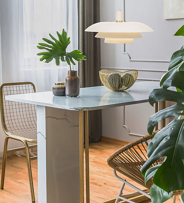 Den elegante Epsilon Ø45 Pendel i Hvid hængt op over spisebordet for dens behagelige belysning