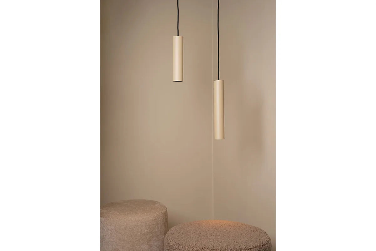 Den elegante designet Tube Flex Pendel L35 i Beige hængt op i hjørnet af stuen for dens behagelige belysning