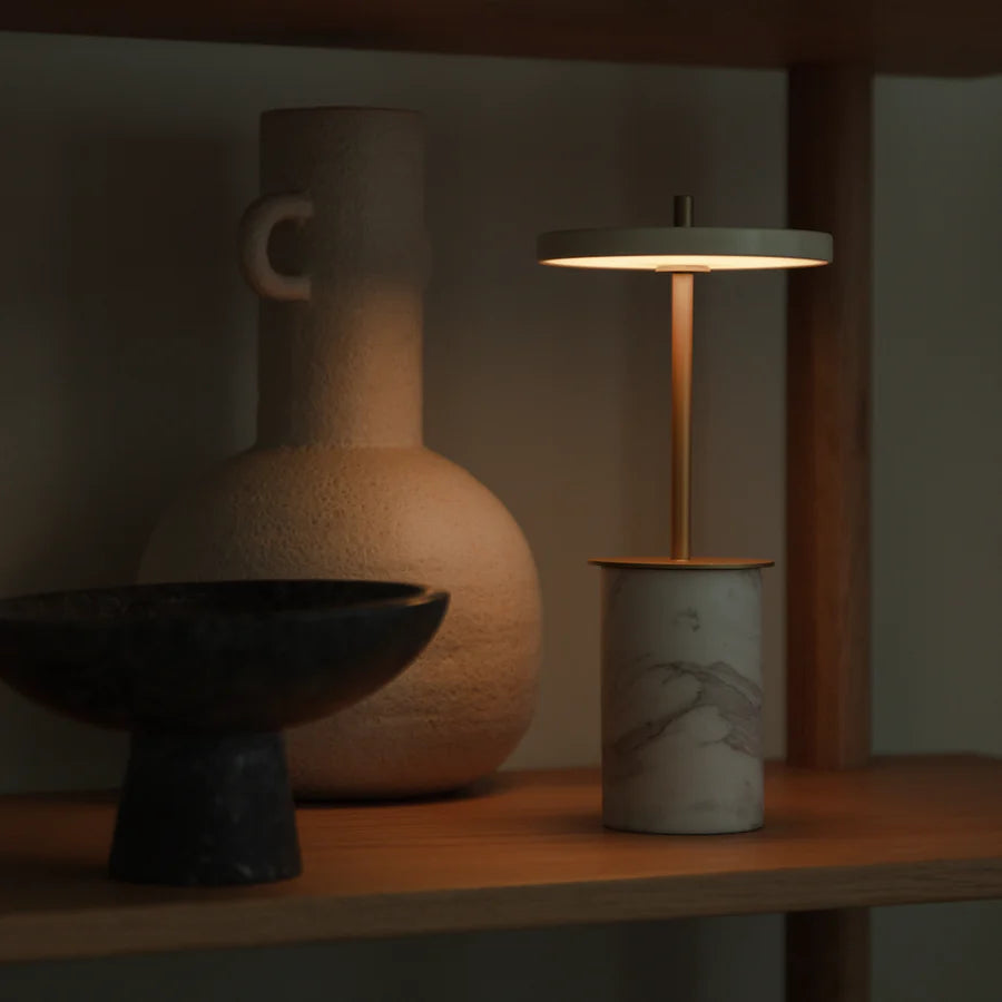 UMAGE Asteria Move Mini White Marble hyggebelysning om aftnen