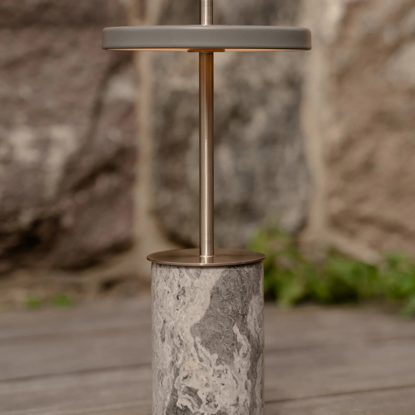 Den æstetiske designet Asteria Move Mini i Grey Marble Stål