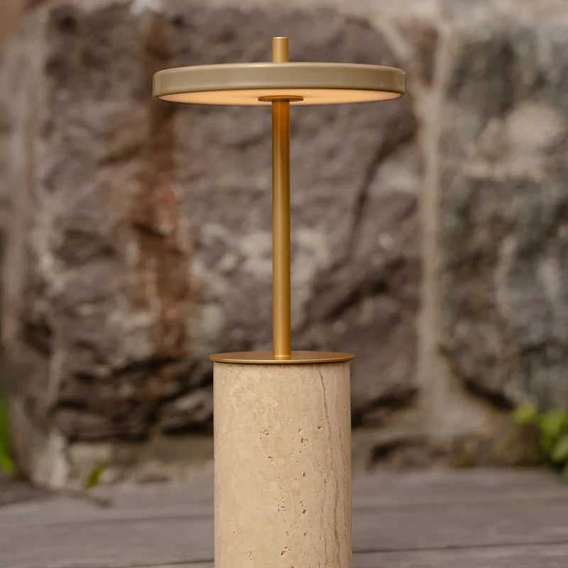 Den æstetiske Asteria Move Mini i Clay Travertine Messing med dens behagelige belysning