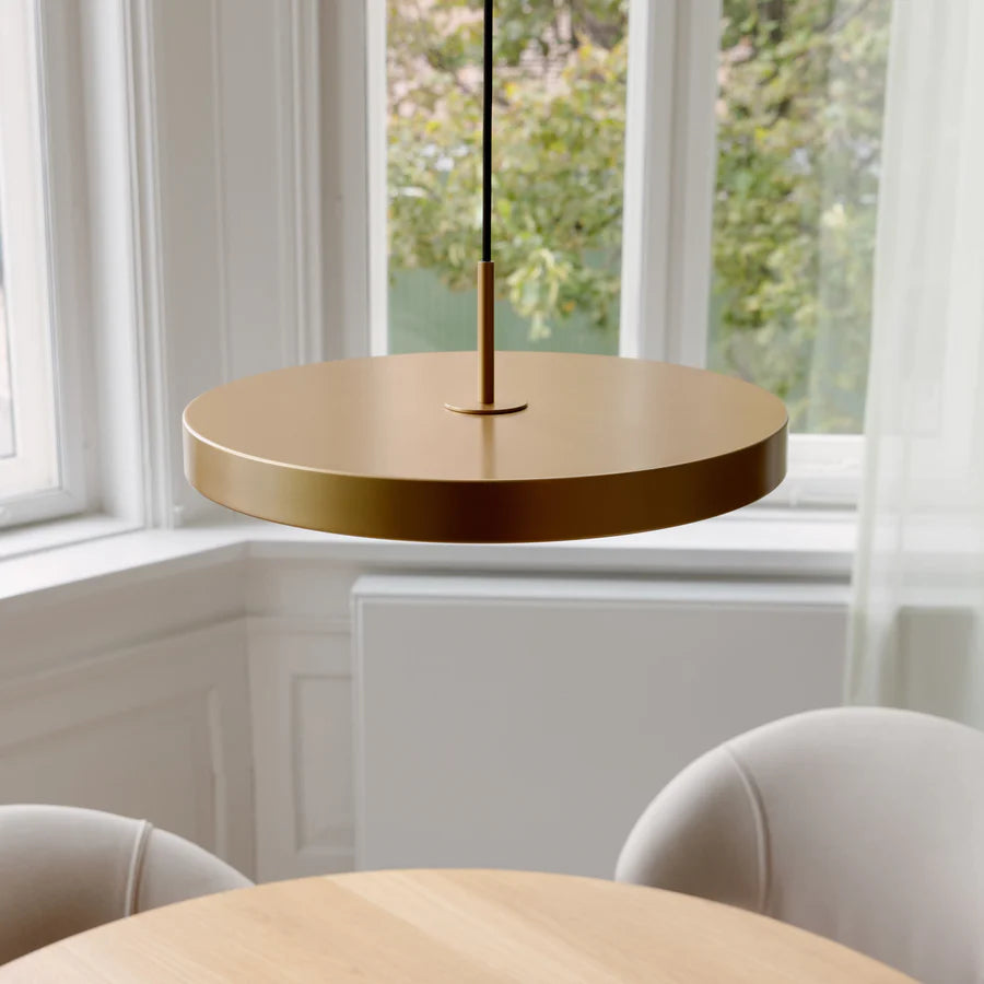 Asteria Medium Ø43 Brass Pendel over hyggebordet