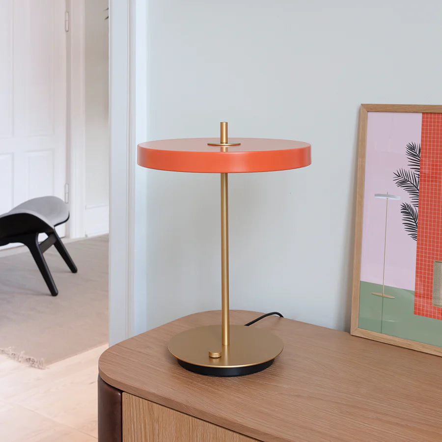 Asteria Table Bordlampe i Nuance Orange på skab i stuen