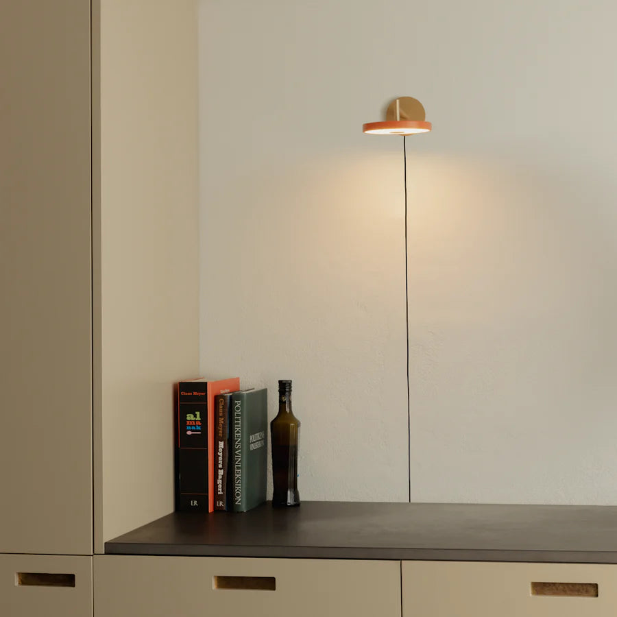 Asteria Wall Short fra umage i Nuance Orange belysning i køkkenet
